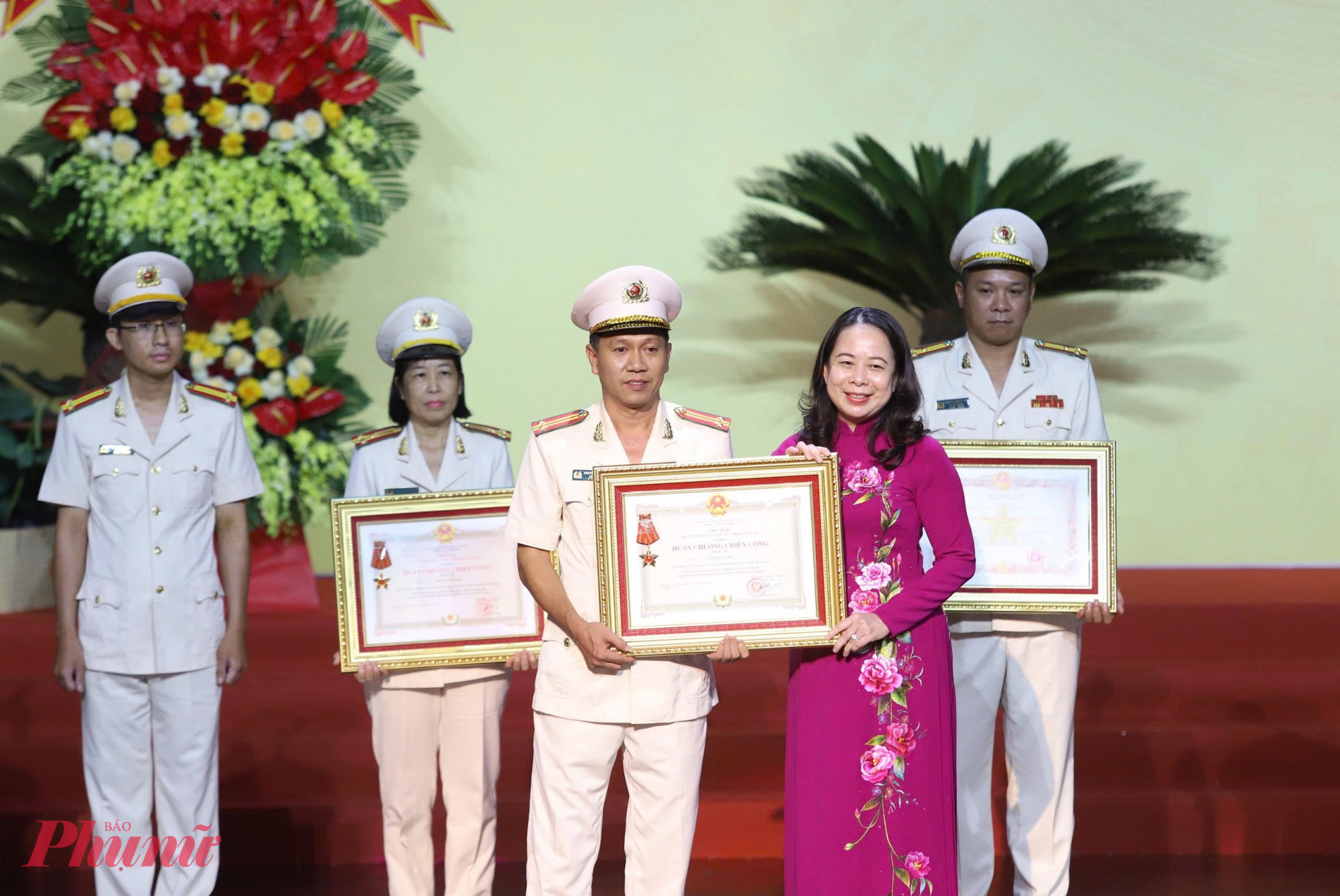 Chủ tịch nước cũng có quyết định tặng thưởng Huân chương Chiến công hạng Ba cho 12 cá nhân thuộc các phòng chức năng Công an TPHCM 