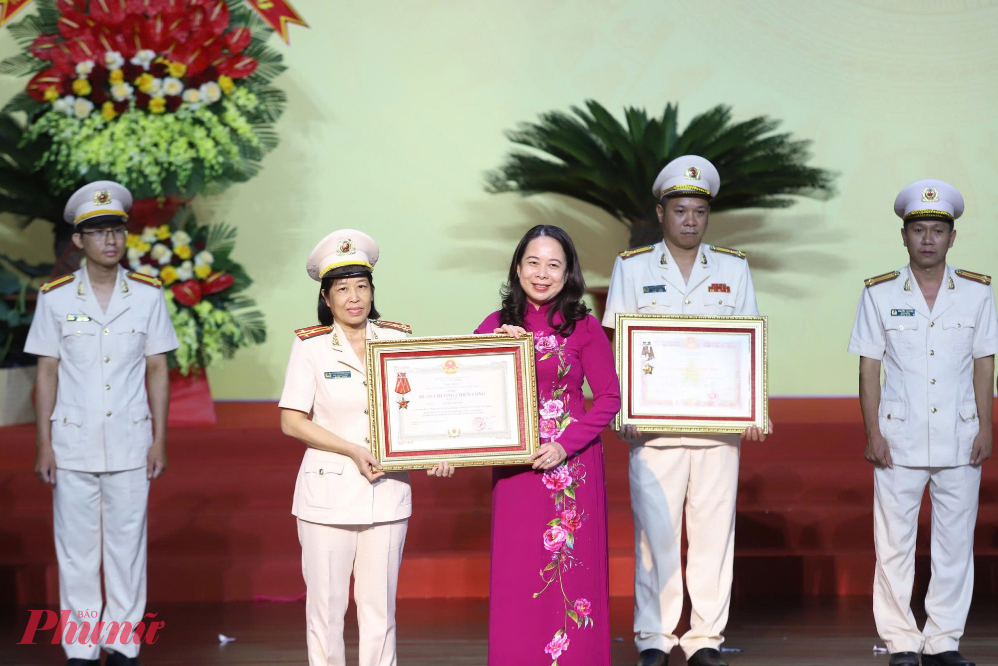 Phó chủ tịch nước Võ Thị Ánh Xuân trao tặng Huân chương Chiến công hạng Ba cho 12 cá nhân thuộc các phòng chức năng Công an TPHCM 