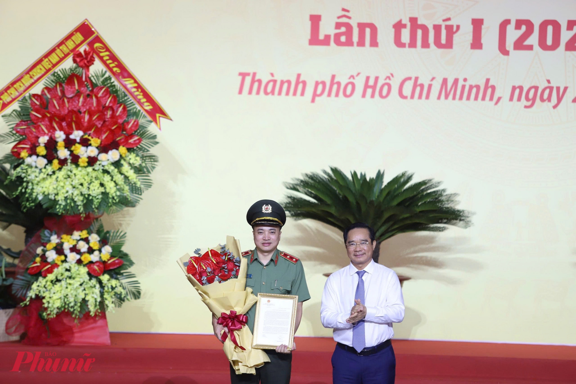 Ông Nguyễn Văn Được - Chủ tịch UBND TPHCM đã trao tặng Thư khen của Thủ tướng Chính phủ cho Trung tướng Mai Hoàng - Giám đốc Công an TPHCM - Ảnh: Thanh Tâm