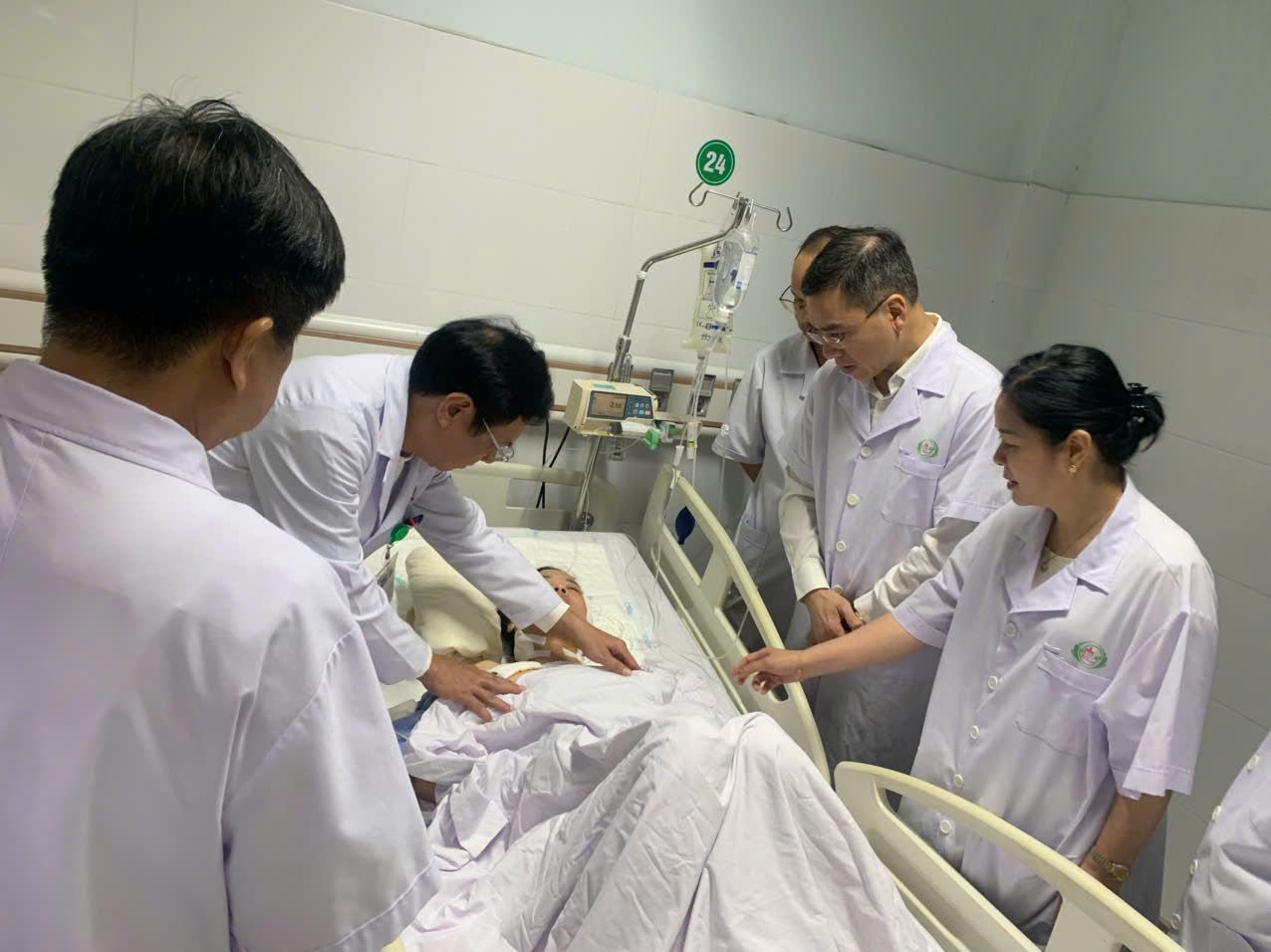 Lãnh đạo Cục Quản lý, khám chữa bệnh thăm các điều dưỡng và nạn nhân trong vụ việc người nhà tấn công, truy sát - ảnh: Lê Hảo