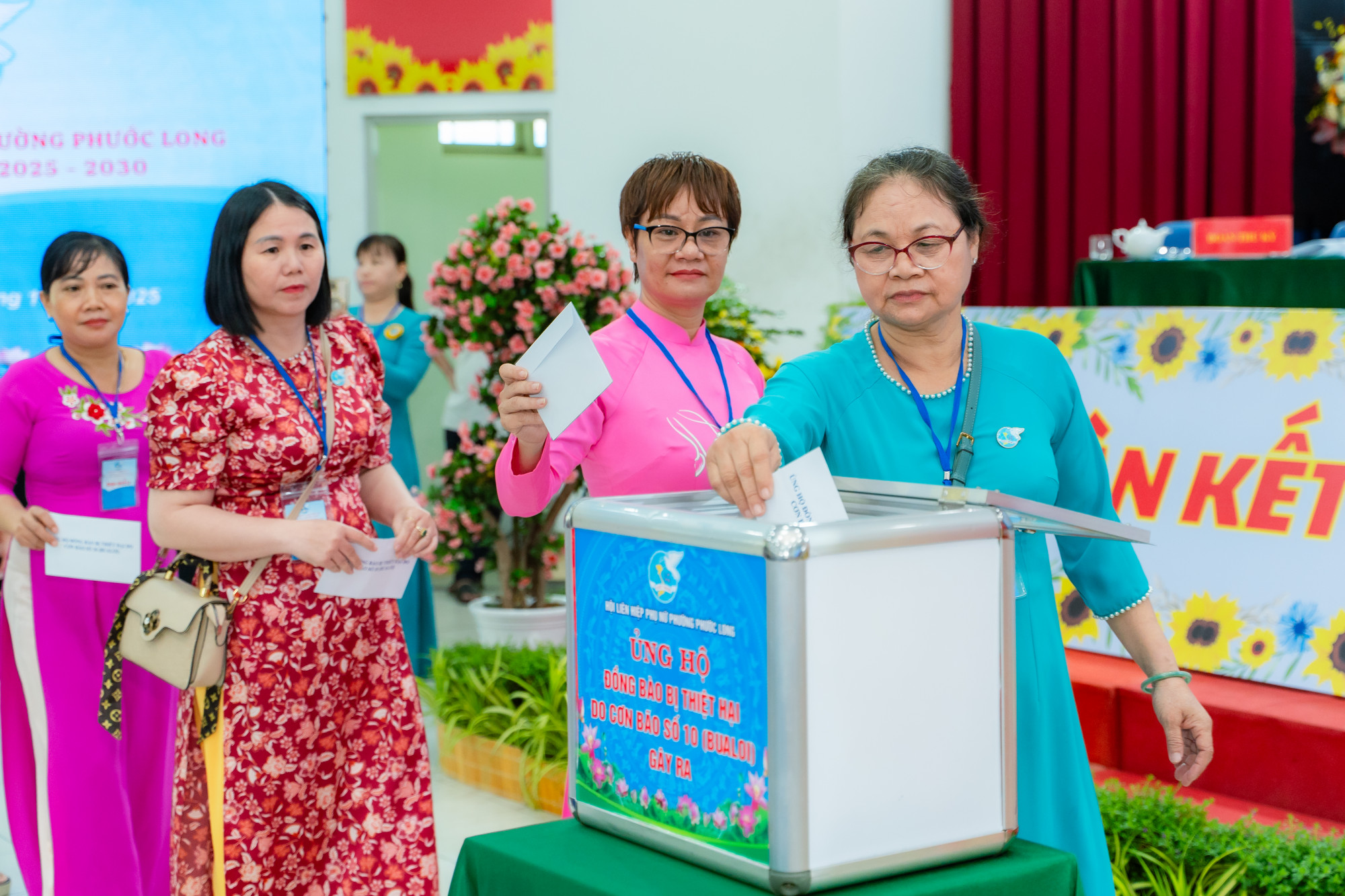 Tại đại hội, đại biểu đã cùng quyên góp ủng hộ đồng bào bị thiệt hại do cơn bão số 10 gây ra - Ảnh: Hội LHPN phường Phước Long