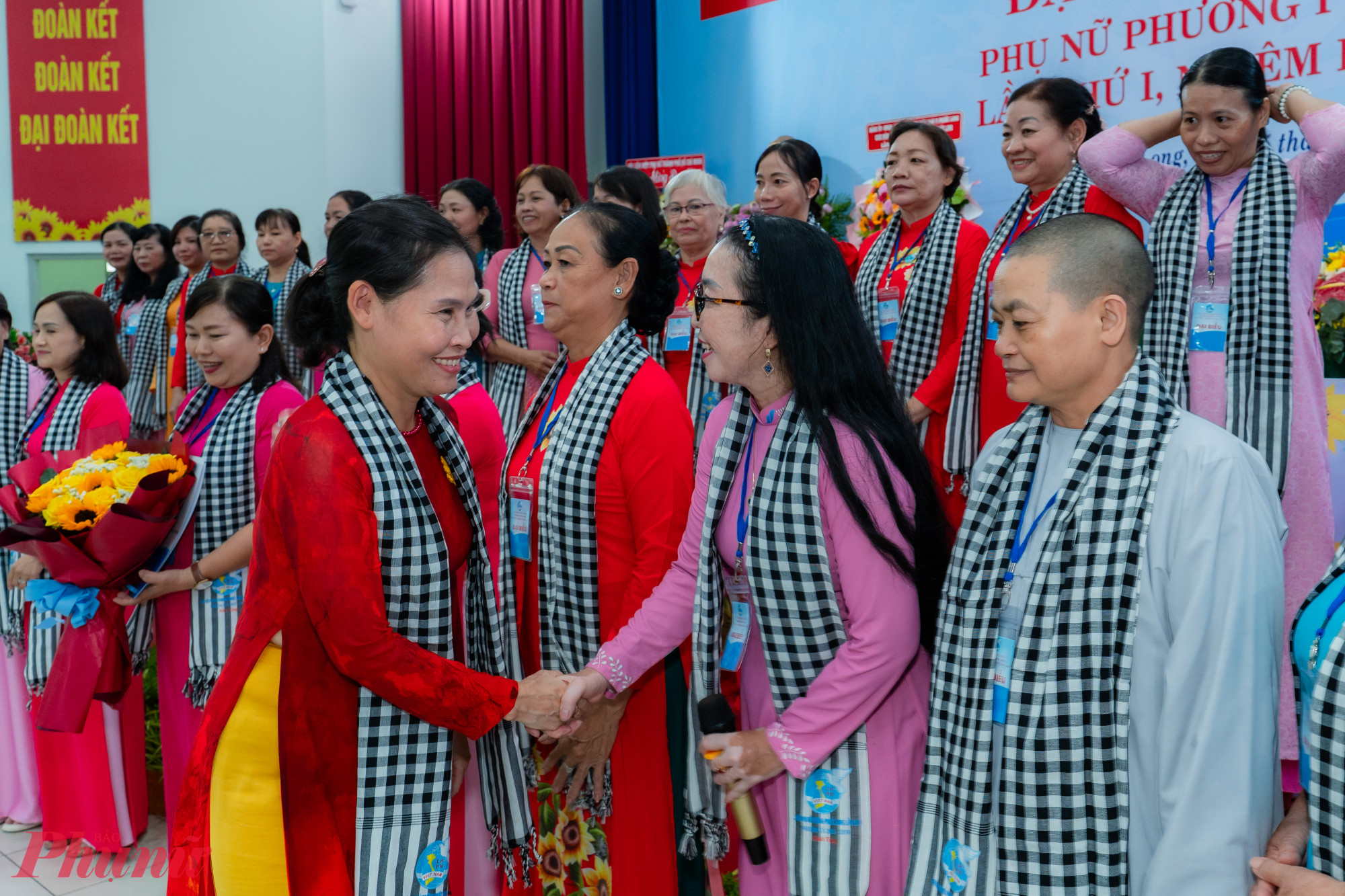Bà Lê Thị Kim Thu – Phó chủ tịch Hội LHPN TPHCM – chúc mừng Ban chấp hành Hội LHPN phường Phước Long, nhiệm kỳ 2025 – 2030 - Ảnh: Hội LHPN phường Phước Long