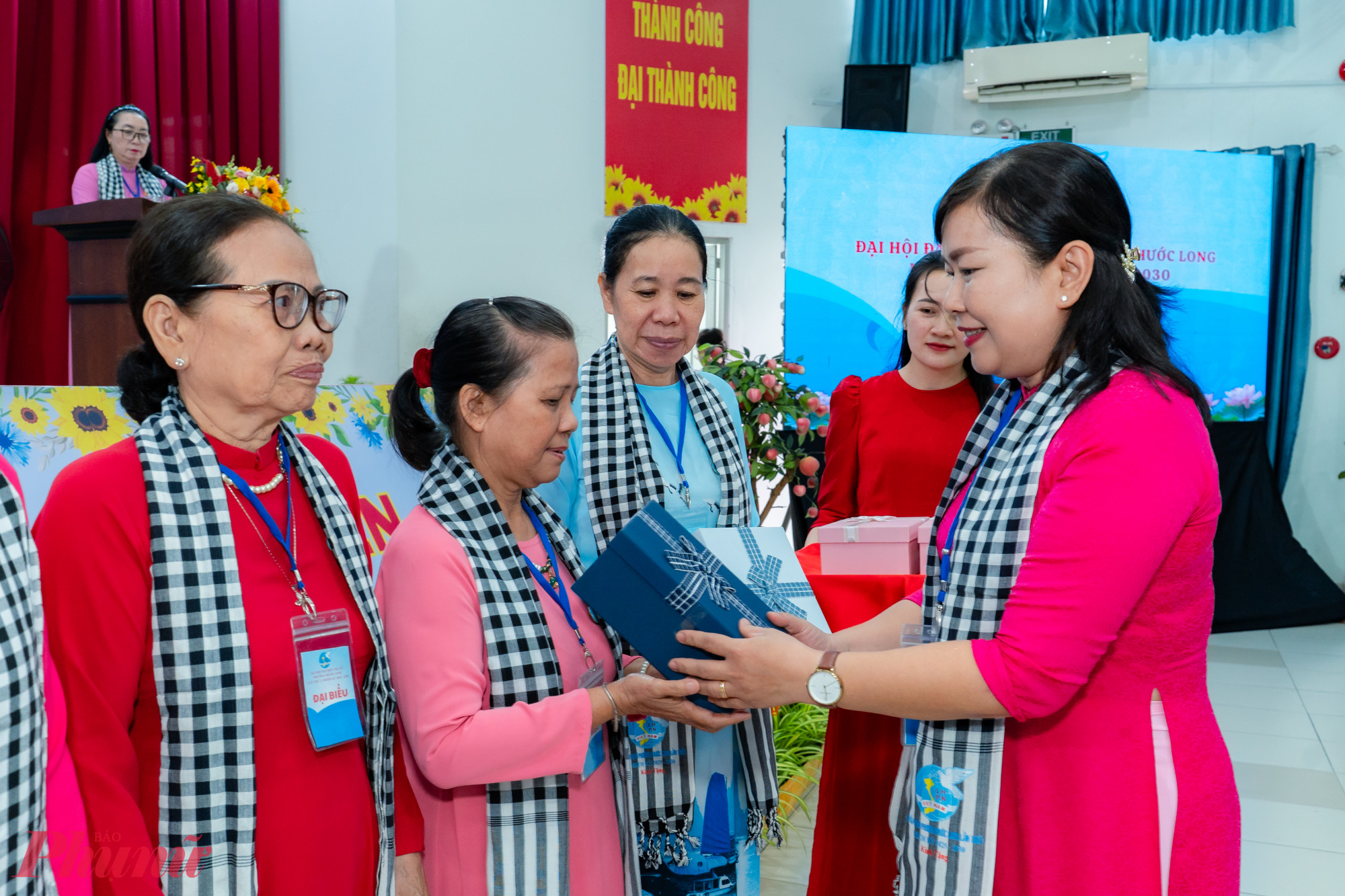Bà Nguyễn Thị Thanh Xuân – Chủ tịch Hội LHPN phường Phước Long, nhiệm kỳ 2025 – 2030 – trao quà tri ân các chị ủy viên thôi tham gia Ban chấp hành nhiệm kỳ mới - Ảnh: Hội LHPN phường Phước Long