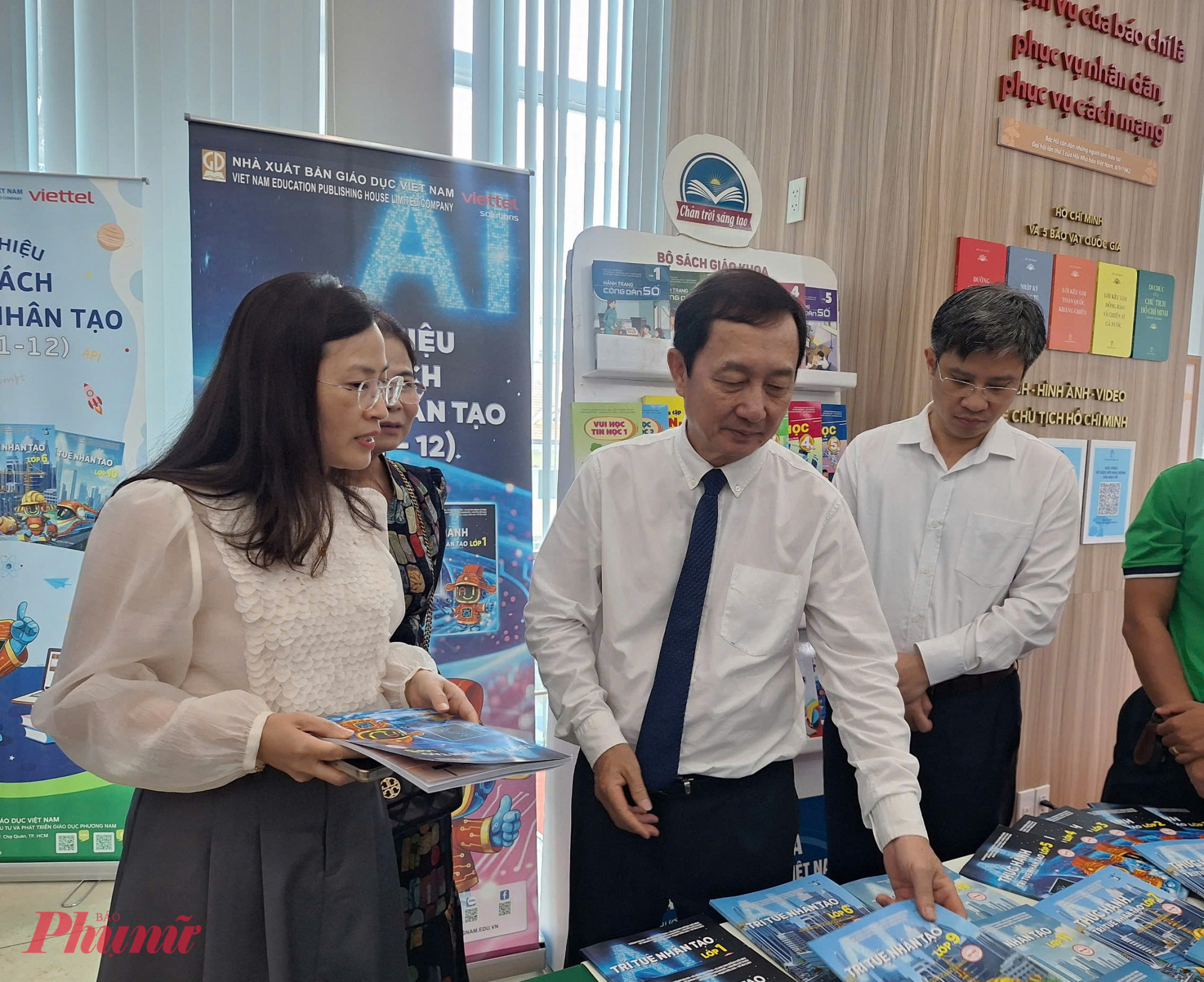 Các đại biểu tham quan triển lãm tại toạ đàm - Ảnh: Trang Thư