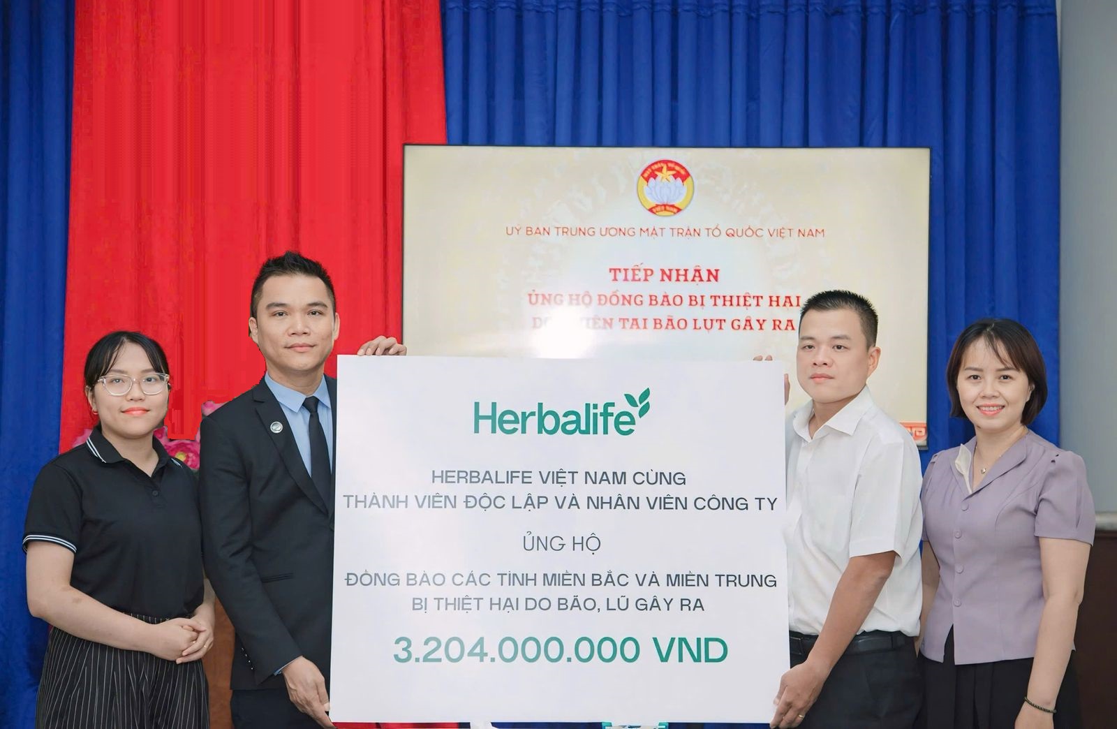 Đại diện Herbalife Việt Nam - ông Nguyễn Thành Đạt - Giám đốc truyền thông trao phần đóng góp cho Ủy ban Trung ương Mặt trận Tổ quốc Việt Nam - Ảnh: Herbalife Việt Nam