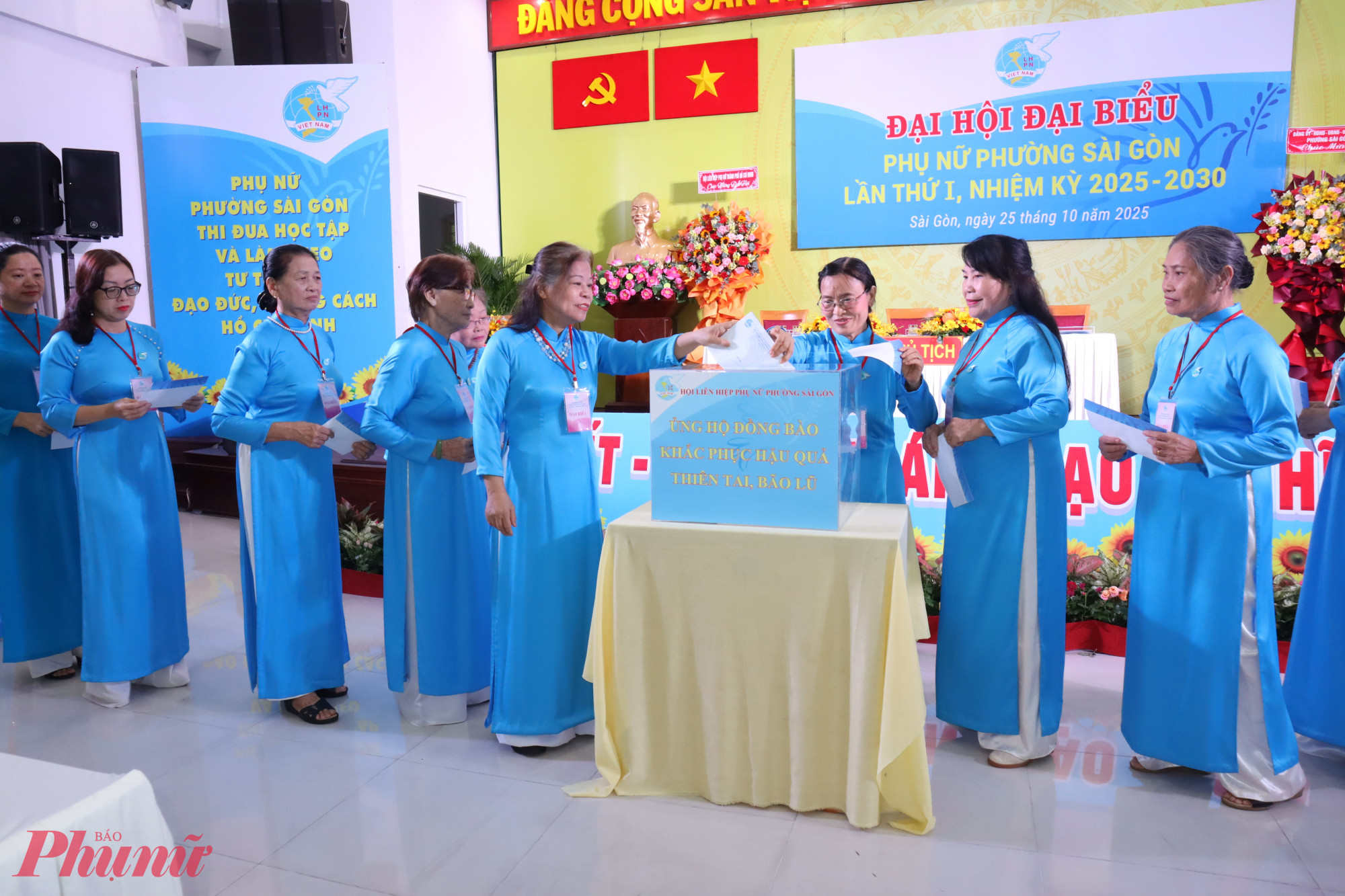 Đại biểu cùng đóng góp ủng hộ đồng bào khắc phục hậu quả thiên tai, bão lũ - Ảnh: Kim Loan