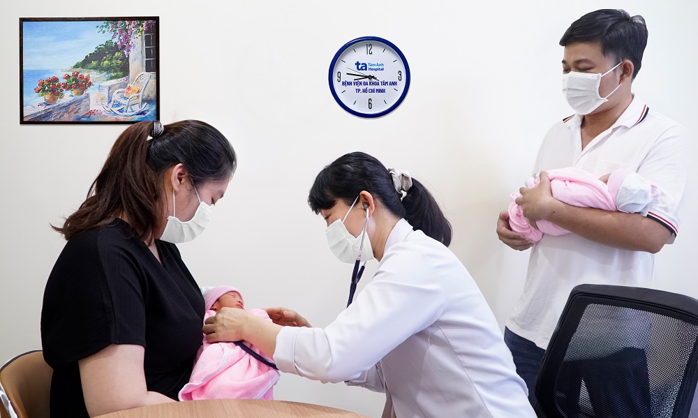 Vợ chồng chị Tuyết Hoa đưa cặp song sinh 1 tuần tuổi đến PKĐK Tâm Anh Quận 7 (TPHCM) tiêm kháng thể đơn dòng phòng vi rút RSV ngay trong ngày đầu ra mắt - Ảnh: Văn Nhân