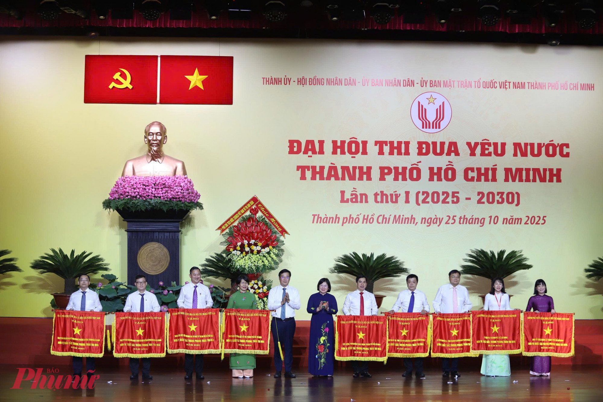 Phát huy phong trào Thi đua yêu nước - động lực để TPHCM vươn tầm siêu đô thị quốc tế Phó Bí thư Thường trực Thành ủy Lê Quốc Phong và Phó Bí thư Thành ủy Văn Thị Bạch Tuyết trao Cờ thi đua của Chính phủ cho các đơn vị tiêu biểu, có thành tích xuất sắc trong các phong trào thi đua của TPHCM - Ảnh: Thanh Tâm