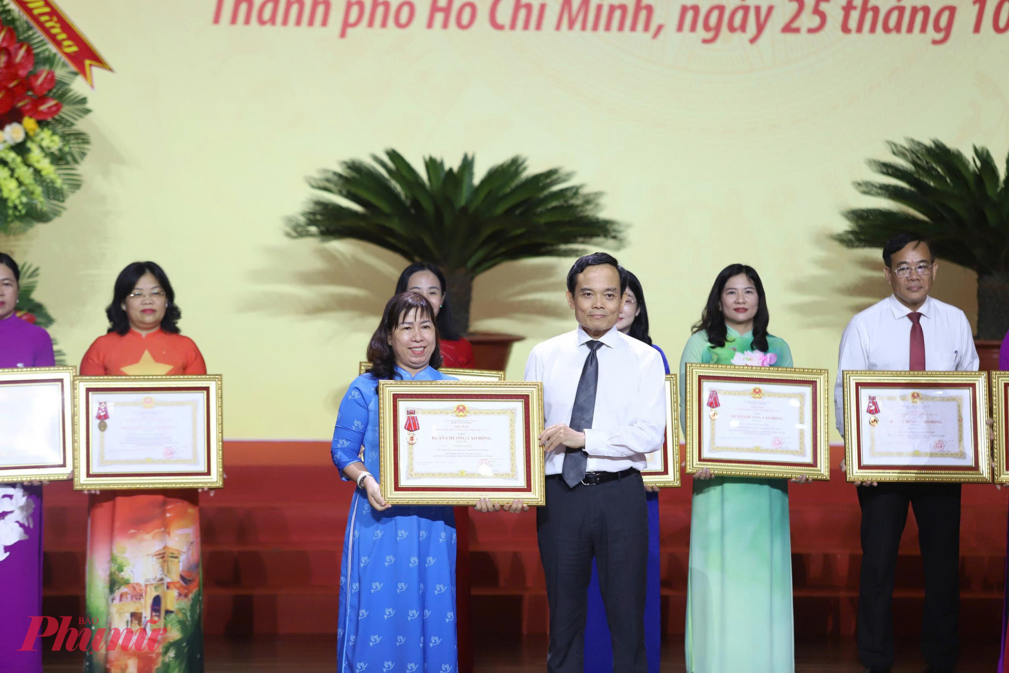 Phát huy phong trào Thi đua yêu nước - động lực để TPHCM vươn tầm siêu đô thị quốc tế Bí thư Thành ủy TPHCM Trần Lưu Quang trao Huân chương Lao động hạng Ba cho các lãnh đạo sở, ngành của thành phố vì những đóng góp tiêu biểu trong phong trào thi đua yêu nước - Ảnh: Thanh Tâm