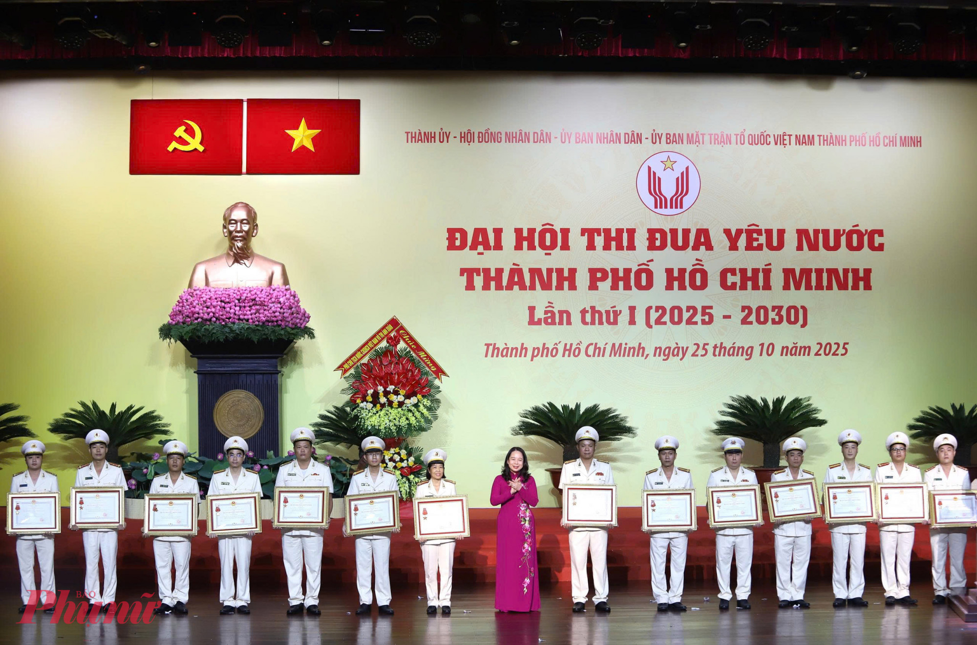 Phát huy phong trào Thi đua yêu nước - động lực để TPHCM vươn tầm siêu đô thị quốc tế hhhh Phó Chủ tịch nước Võ Thị Ánh Xuân trao Huân chương Chiến công hạng Ba cho các cán bộ, chiến sĩ Công an TPHCM vì những thành tích xuất sắc trong công tác, chiến đấu và phục vụ nhân dân - Ảnh: Thanh Tâm