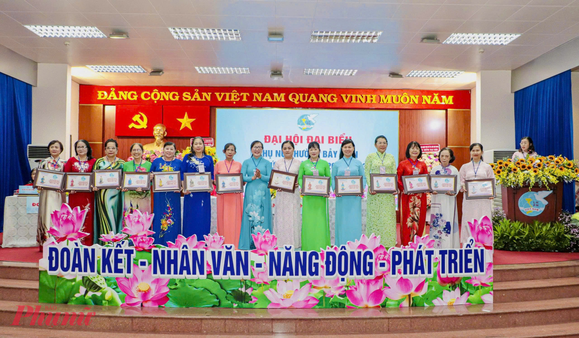  Dịp này, Hội LHPN phường đã tri ân sâu sắc 15 chị Ủy viên Ban chấp hành Hội LHPN phường không tiếp tục tái cử trong nhiệm kỳ mới
