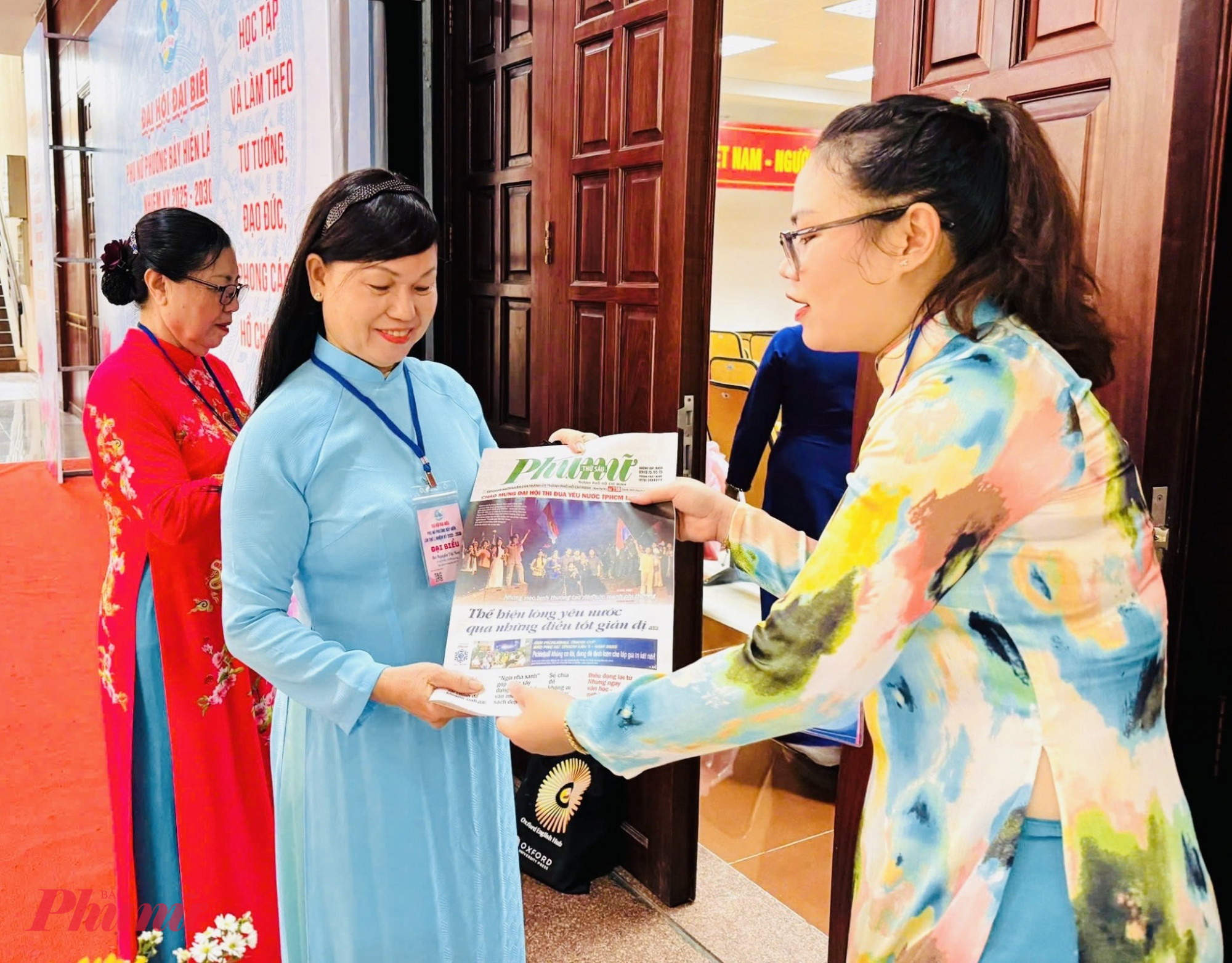 Ban tổ chức trao quà đến các đại biểu tham dự