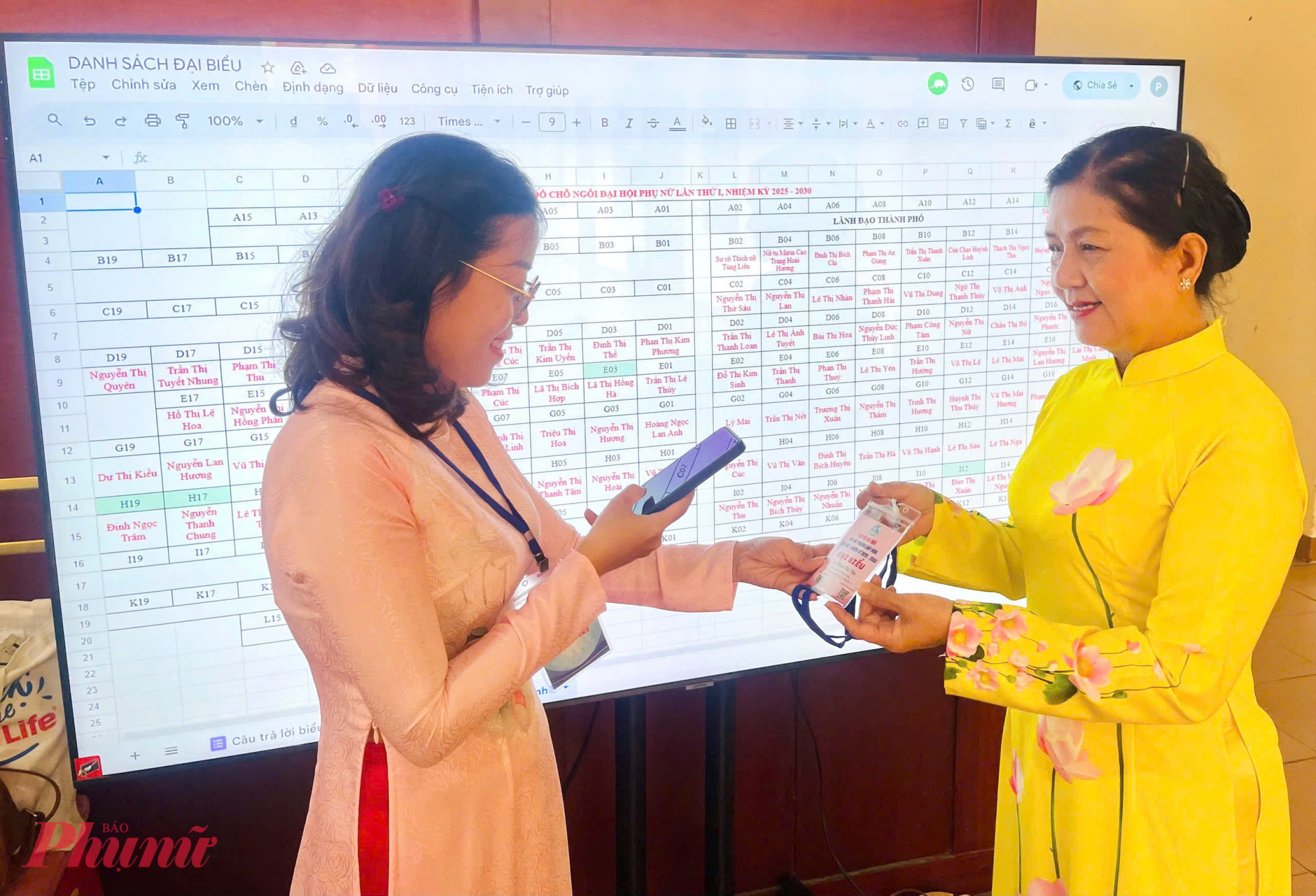 Các đại biểu quét mã QR xem tài liệu đại hội