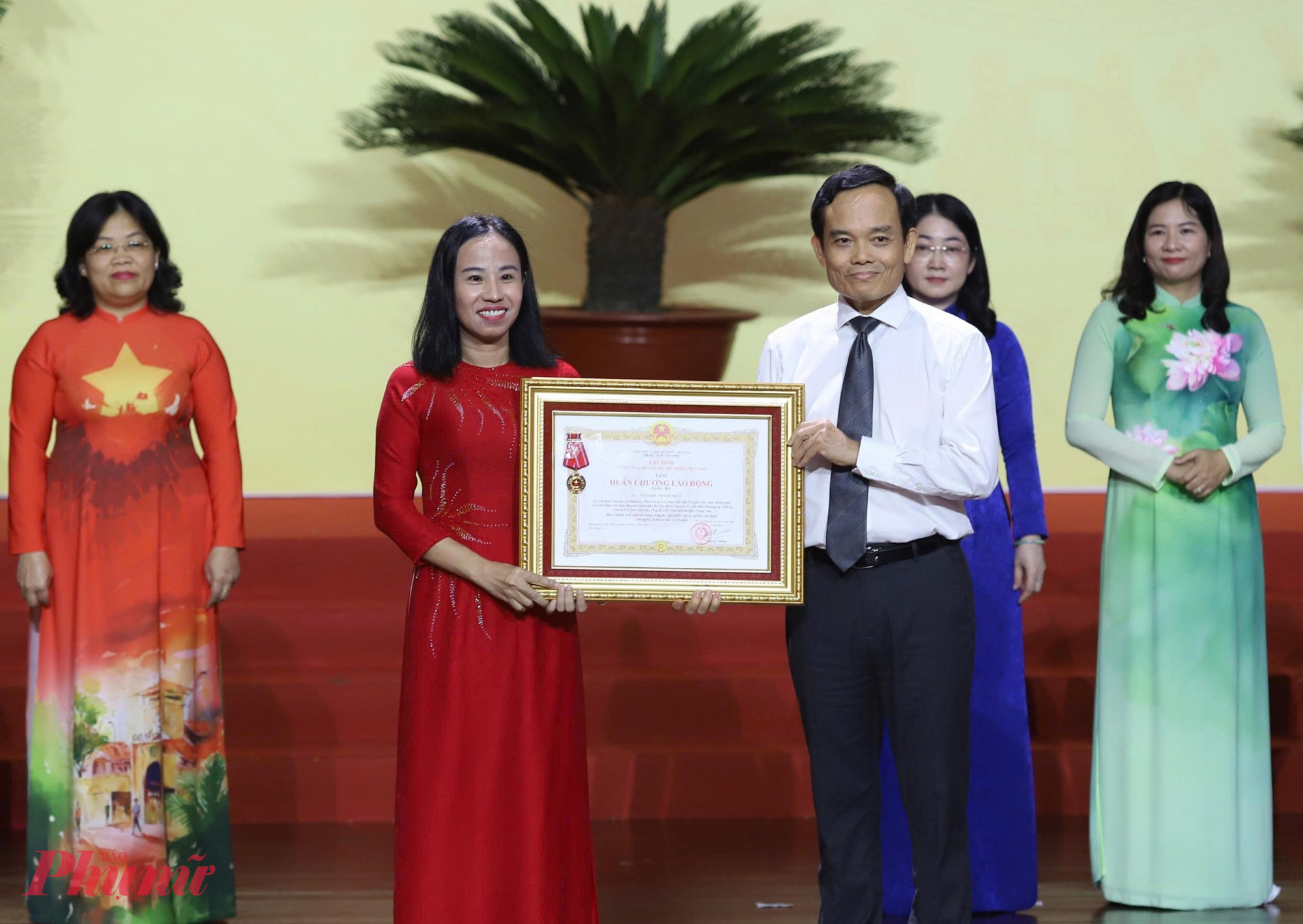 Bí thư Thành ủy TP HCM Trần Lưu Quang trao tặng 