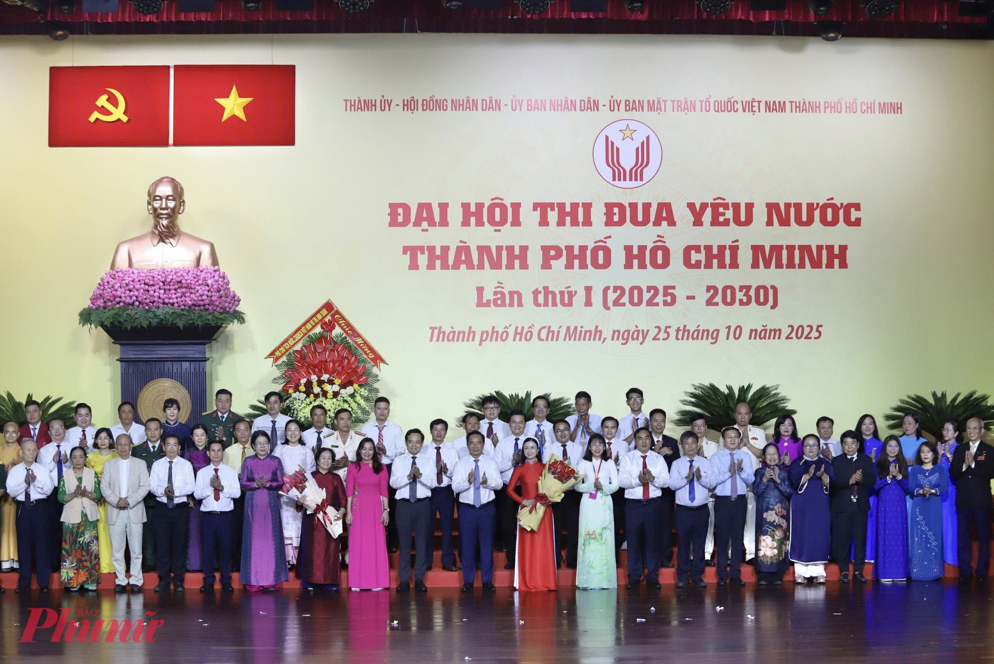 Ông Trần Lưu Quang - Bí thư Thành ủy TPHCM và ông Nguyễn Văn Được - Chủ tịch UBND TPHCM tặng hoa chúc mừng Đoàn đại biểu Thành phố Hồ Chí Minh dự Đại hội Thi đua yêu nước toàn quốc lần thứ XI - Ảnh: Thanh Tâm