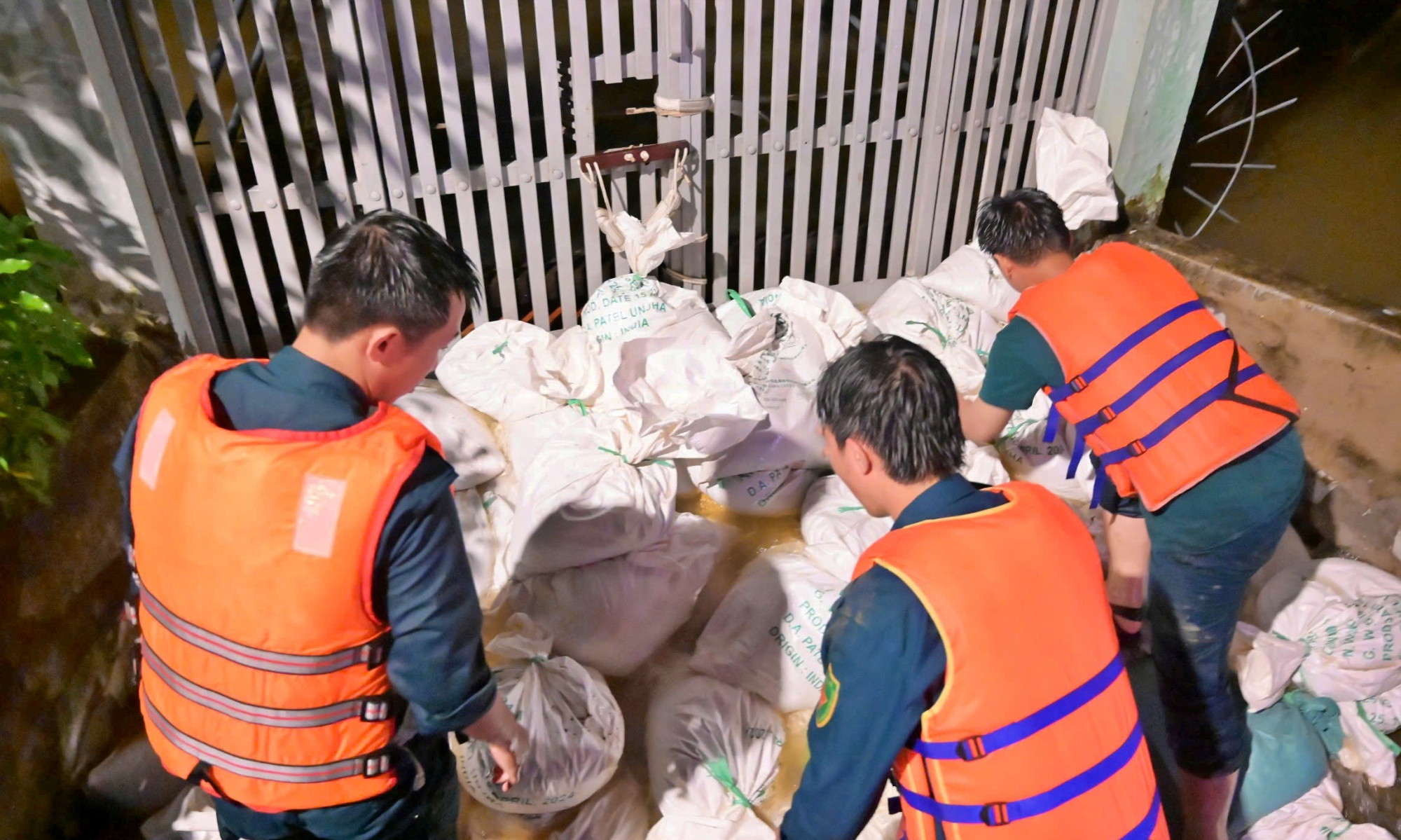 Lực lượng chức năng khẩn trương đắp đê chống ngập cho người dân trong đêm - Ảnh: Nguyễn Văn