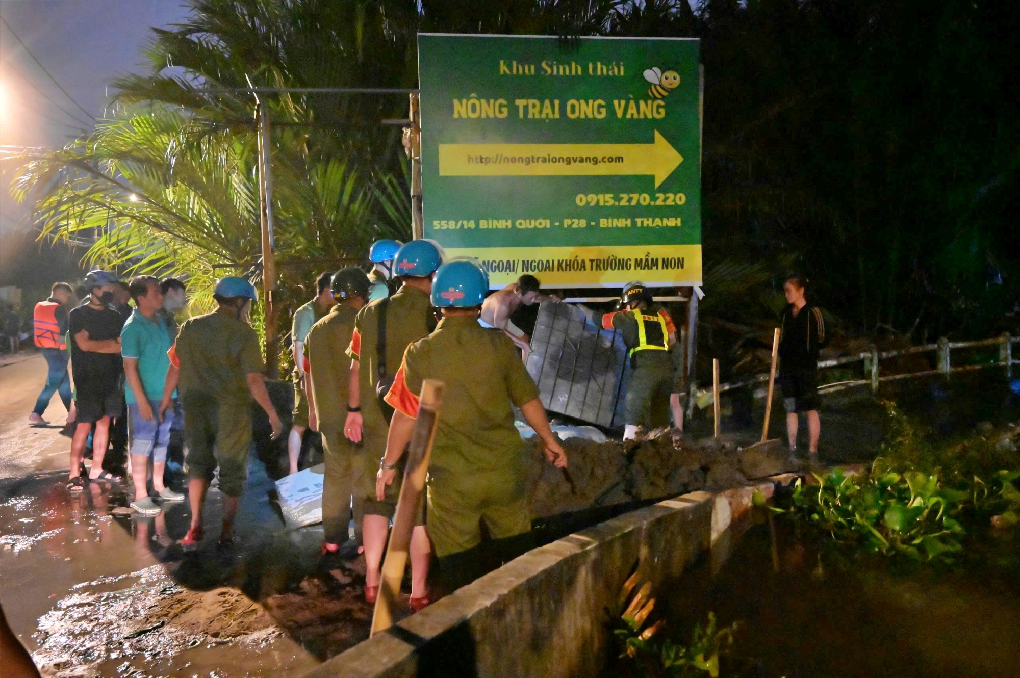 Lực lượng chức năng oằn mình ngăn triều cường gây ngập úng tại khu du lịch - Ảnh: Nguyễn Văn