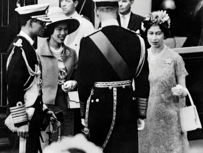 Bức ảnh không ghi ngày tháng này được chụp vào tháng 7 năm 1960 cho thấy Quốc vương Thái Lan Bhumibol Adulyadej (trái) và Hoàng hậu Sirikit (thứ 2 trái) được Nữ hoàng Elizabeth II chào đón