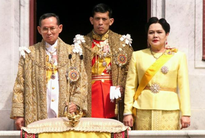 Hoàng gia Thái Lan (từ trái sang phải) Hoàng gia Thái Lan (từ trái sang phải) Vua Bhumibol Adulyadej, Thái tử Maha Vajiralongkorn và Hoàng hậu Sirikit nhận được sự tôn trọng từ các chức sắc tham dự vào tháng 12 năm 1999