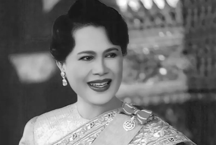 Thái hậu Sirikit đã qua đời một cách thanh thản vào lúc 9h21 tối thứ Sáu tại Bệnh viện Tưởng niệm Vua Chulalongkorn, Hội Chữ thập đỏ Thái Lan, Văn phòng Hoàng gia thông báo.  Please credit and share this article with others using this link: https://www.bangkokpost.com/thailand/general/3126230/her-majesty-queen-sirikit-the-queen-mother-passes-away-at-bangkok-hospital. View our policies at http://goo.gl/9HgTd and http://goo.gl/ou6Ip. © Bangkok Post PCL. All rights reserved.