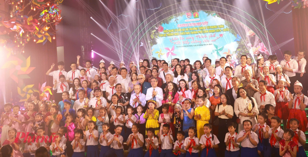 Không khí thân mật, đầm ấm của buổi họp mặt