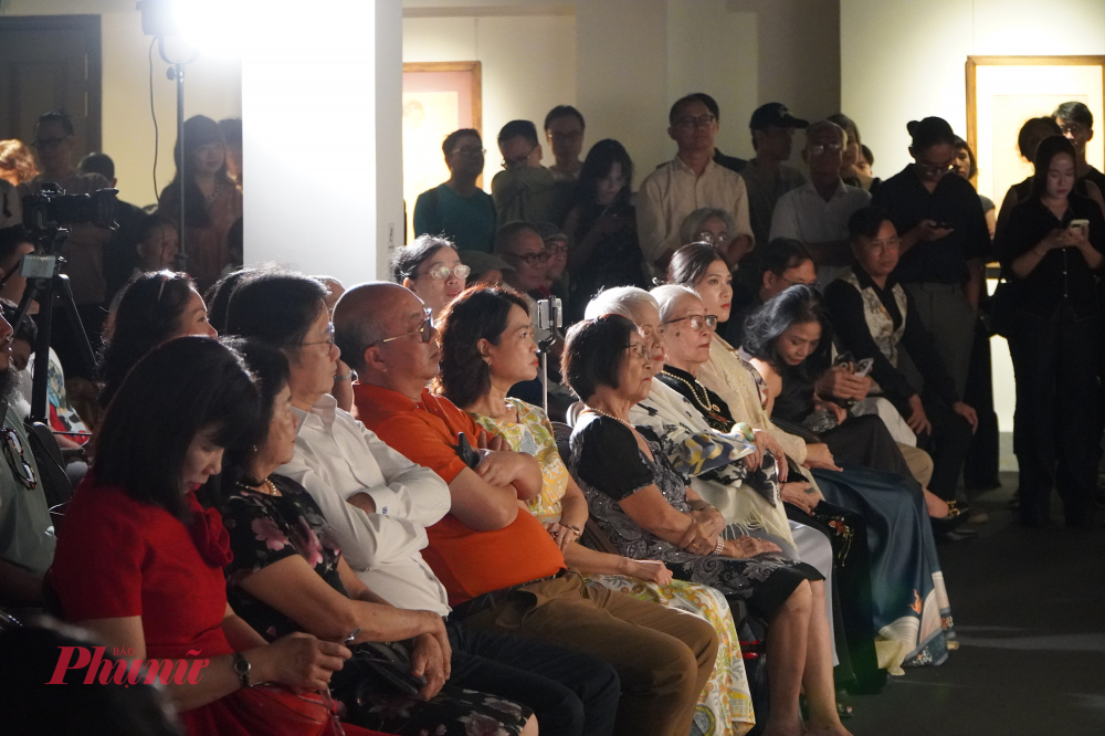 Lễ ra mắt sách và triển lãm “Hồi ức Nam Sơn” tại Bảo tàng Nghệ thuật Quang San, thu hút đông đảo giới mỹ thuật và người yêu nghệ thuật Việt Nam.