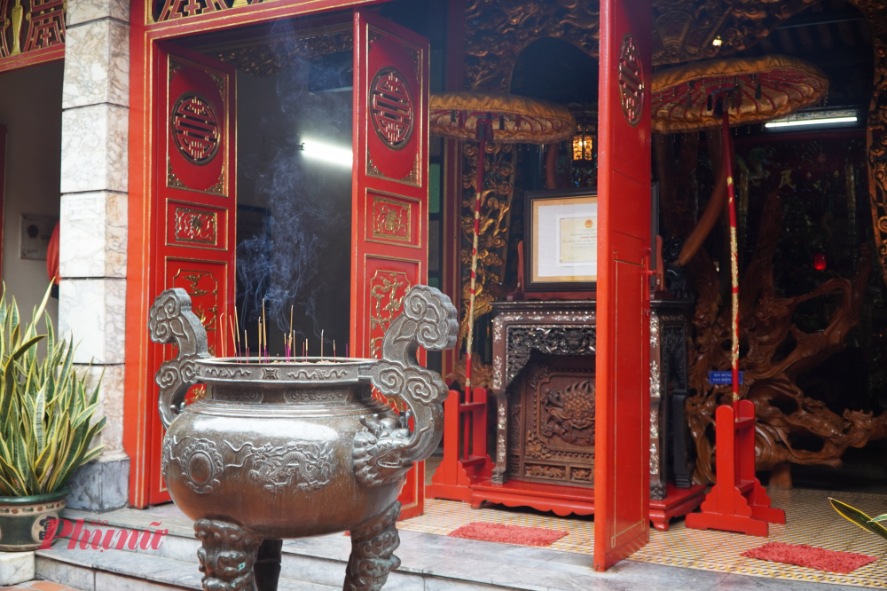 Trước gian thờ Đức Tả quân, nơi người dân gửi gắm niềm tin và lòng biết ơn bao đời nay