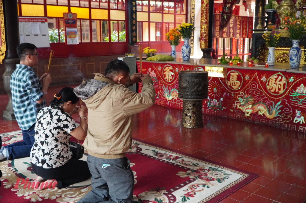 Người dân thành kính dâng hương tưởng niệm Đức Tả quân Lê Văn Duyệt – vị Tổng trấn tài đức của đất Gia Định xưa