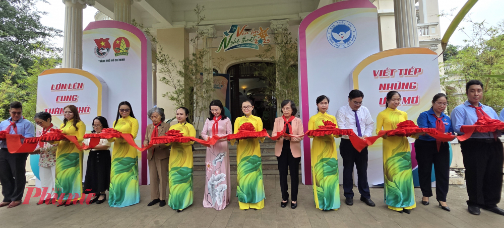 Các đại biểu cắt băng khai mạc triển lãm.