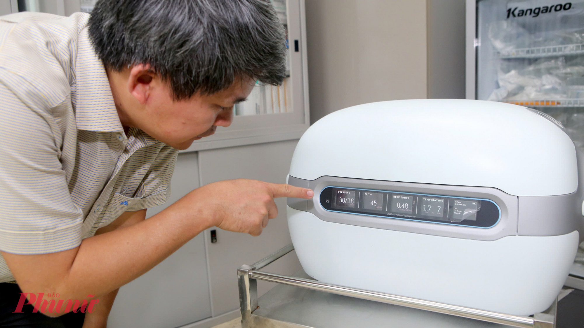 quả thận sau khi được lấy ra khỏi người hiến tạng được đưa vào máy truyền dịch bảo quản liên tục