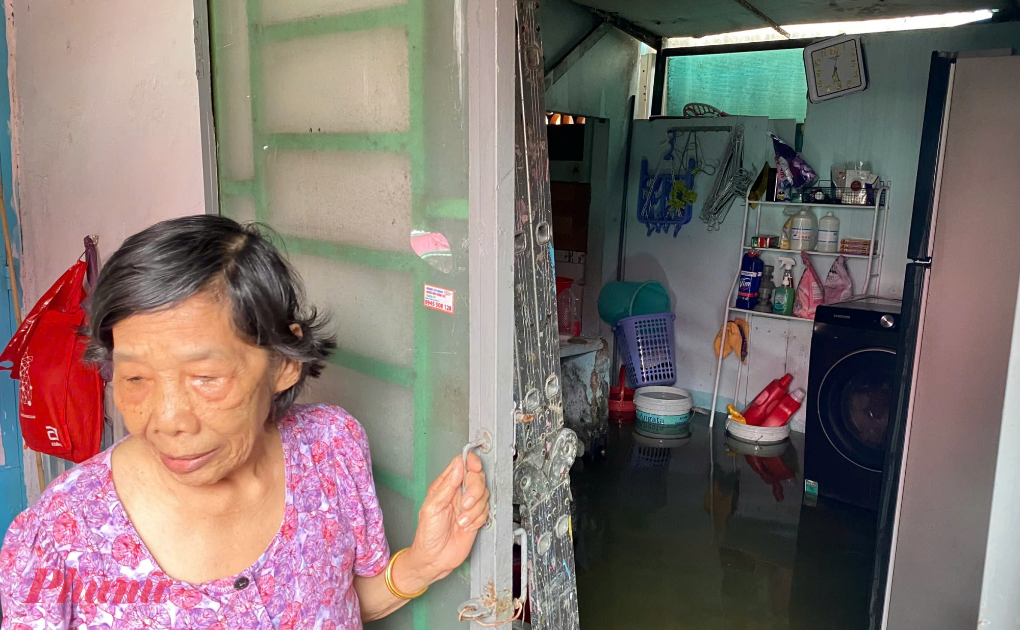 Gần đó là khu nhà trọ của bà Lê Thị Sơn (76 tuổi) cũng bị ngập nặng suốt 3 ngày nay khi triều cường dâng cao. Lần đầu tiên trong nhiều năm qua khu này ngập dữ vậy đó 