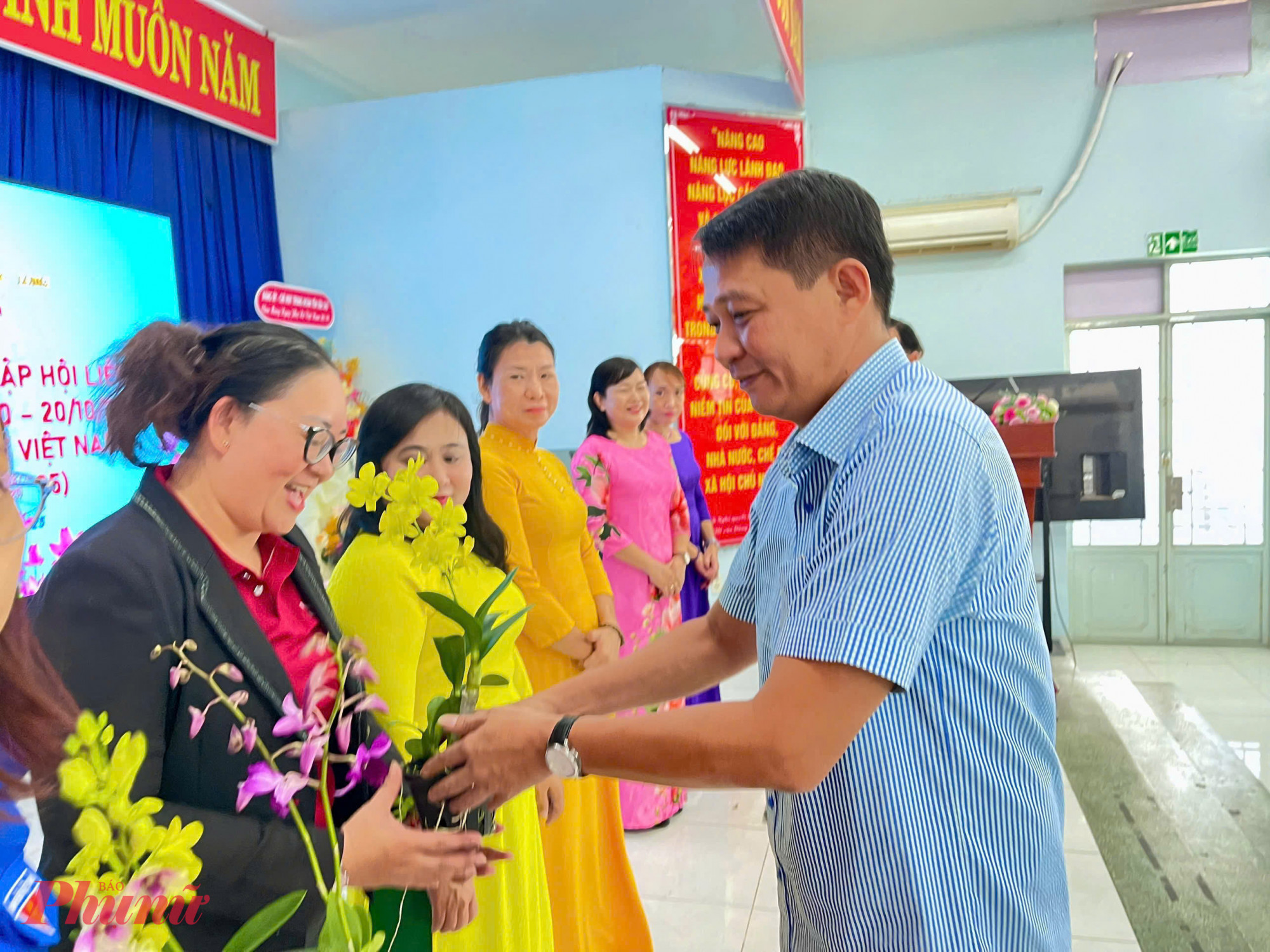 Hội LHPN phường Phước Long vừa tổ chức trao 150 chậu hoa lan đến các chi hội nhằm kêu gọi cán bộ, hội viên cùng thực hiện công trình “Thành phố muôn sắc hoa” - Ảnh: Hội LHPN phường Phước Long