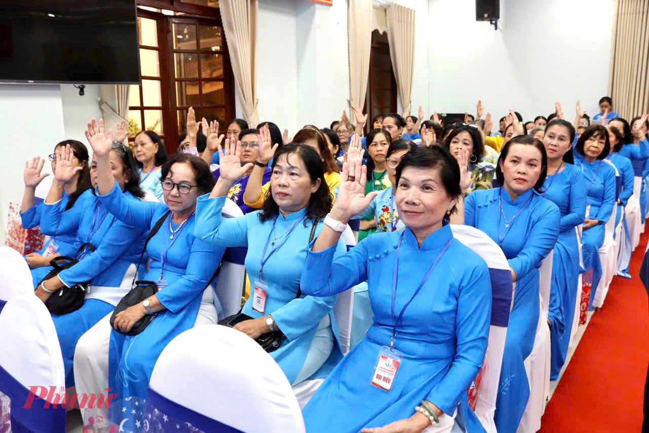 Đại biểu biểu quyết thông qua các nhóm chỉ tiêu thực hiện trong nhiệm kỳ 2025 – 2030 - Ảnh: Hội LHPN phường Thủ Dầu Một