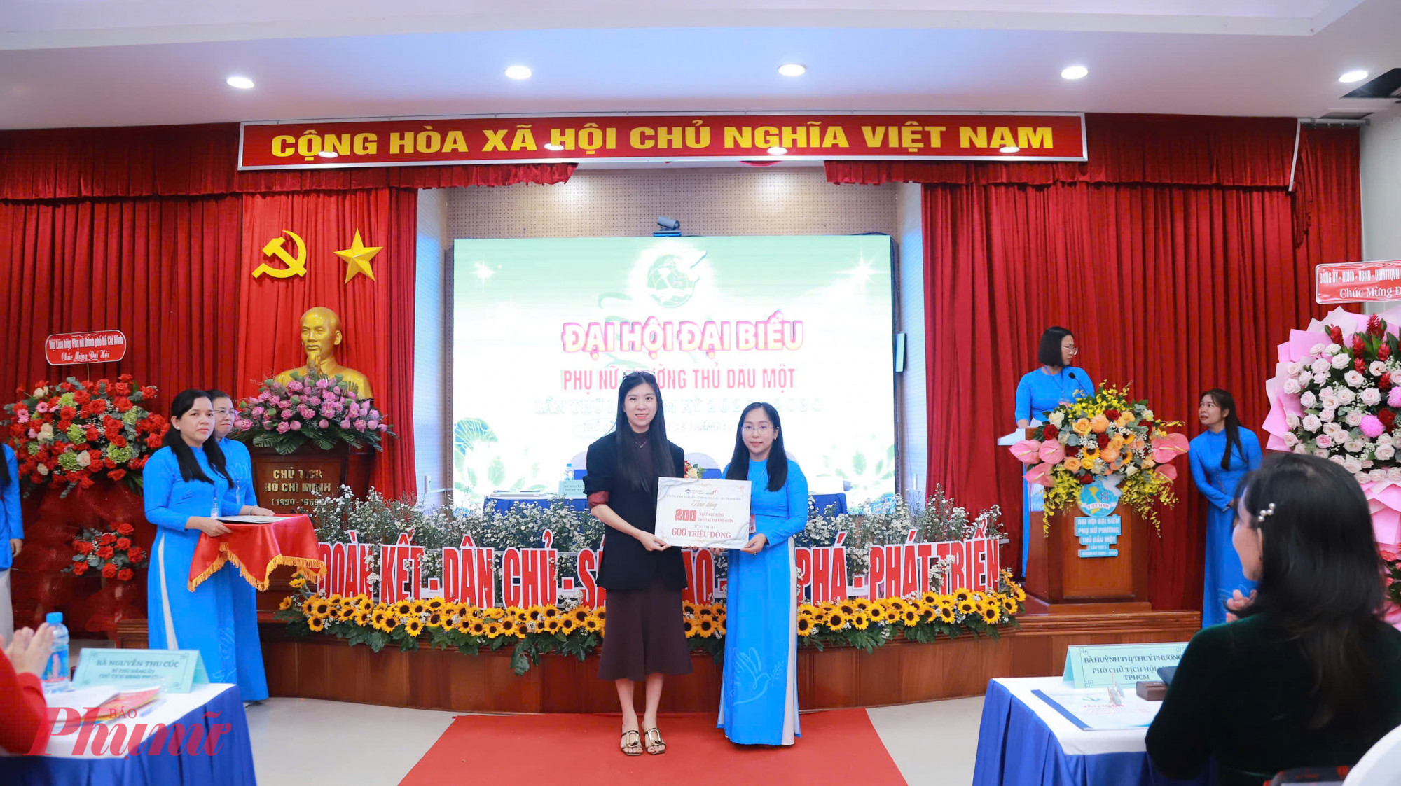 Đại diện các đơn vị đồng hành trao bảng biểu trưng hỗ trợ Hội LHPN phường Thủ Dầu Một thực hiện các công trình, phần việc chào mừng đại hội - Ảnh: Hội LHPN phường Thủ Dầu Một