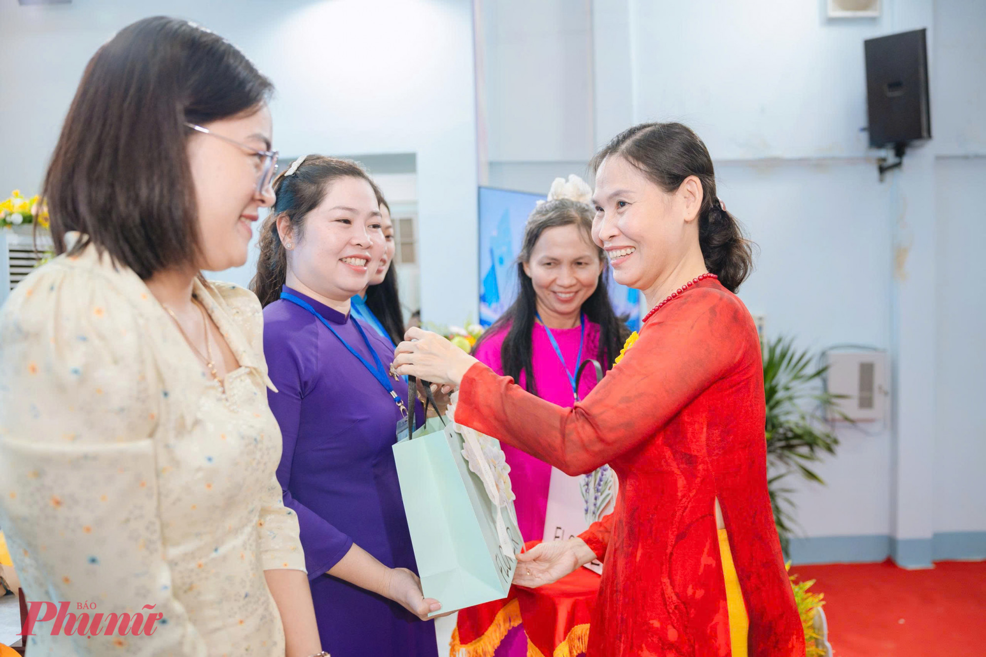 Bà Lê Thị Kim Thu – Phó chủ tịch Hội LHPN TPHCM – trao quà tri ân từ Hội LHPN phường Long Phước đến các chị ủy viên không tham gia Ban chấp hành nhiệm kỳ mới - Ảnh: Hội LHPN phường Long Phước 