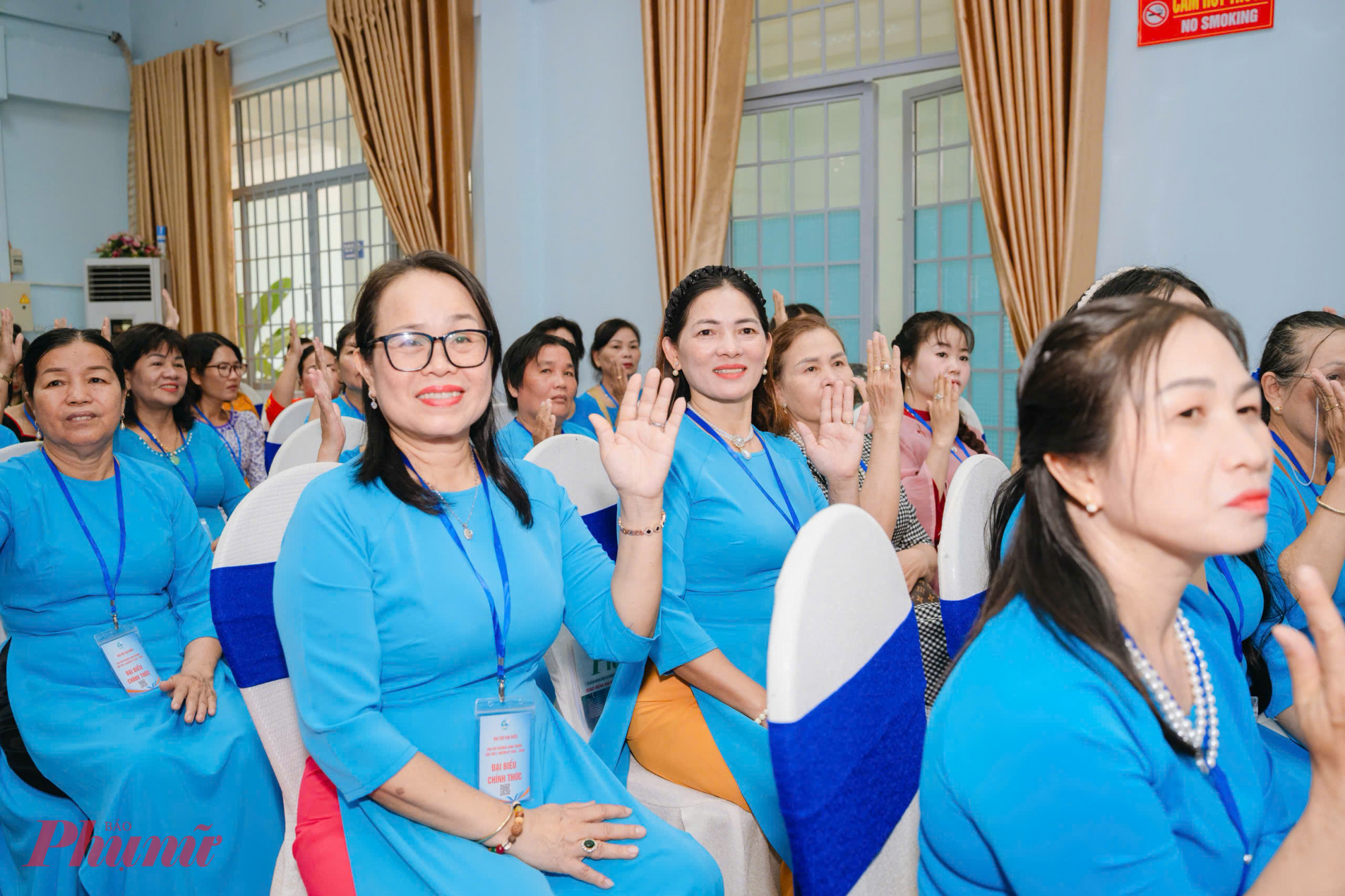 Đại biểu biểu quyết bầu đoàn chủ tịch đại hội - Ảnh: Hội LHPN phường Long Phước