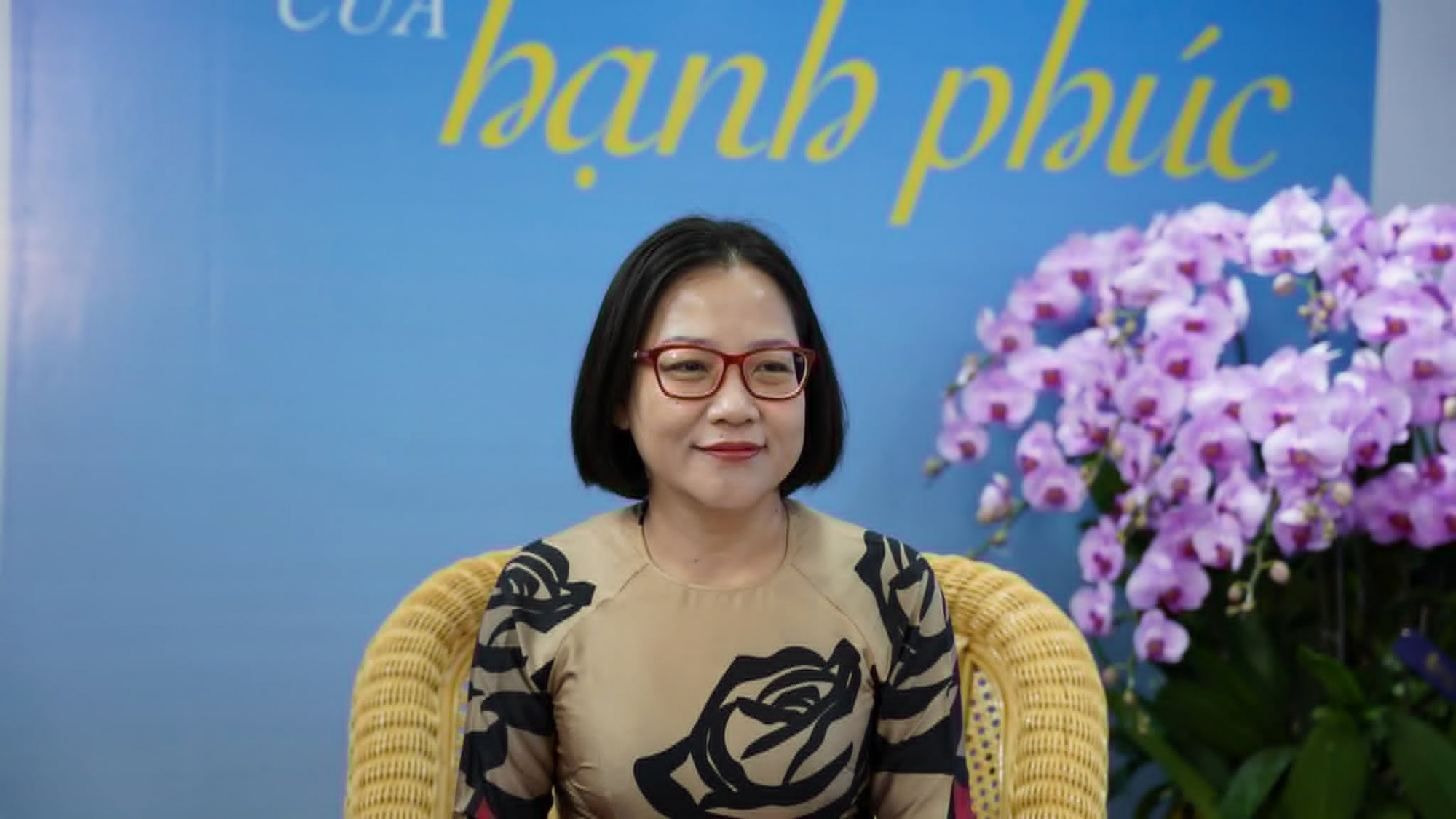 Bà Nguyễn Thanh Loan - Phó chủ tịch Hội LHPN TPHCM,  Trang Trang bà Ngô Thu Thảo - Giám đốc chiến lược Công ty OPEX Capital, Ủy viên Ban Chấp hành Hội Nữ doanh nhân TPHCM  Trang Trang Bà Phạm Phương Khanh - Chủ tịch Hội LHPN phường Bình Lợi Trung Trang Ứng dụng công nghệ để nâng cao ý thức và kiến thức chăm sóc sức khỏe cho phụ nữ, đặc biệt là phụ nữ lớn tuổi, bận rộn. Chúng tôi lập trang fanpage “Phụ nữ Bình Lợi Trung - Sống khỏe với công nghệ số”. Đây là kênh chính để đăng tải các bài tuyên truyền về chăm sóc sức khỏe, tầm quan trọng của khám định kỳ, thông tin y tế chính xác. Điểm đặc biệt là chúng tôi phối hợp với các cơ sở y tế trên địa bàn (như Bệnh viện mắt Cao Thắng, Bệnh viện Đa khoa Gia Định) tổ chức các chương trình livestream trực tiếp trên fanpage. Tại đây, các bác sĩ chuyên khoa, cố vấn chuyên môn trực tiếp truyền tải kiến thức theo chuyên đề  nóng về sức khoẻ thiết thực và trả lời mọi câu hỏi của khán giả ngay trong buổi phát sóng.  Mô hình đã giúp chị em tiếp cận thông tin sức khỏe nhanh chóng, chính xác, và có cơ hội tương tác trực tiếp với chuyên gia.  Sau đó, Hội LHPN phường sẽ vận động các đơn vị  sẽ có những suất khám, chữa bệnh cho hội viên. Như vừa qua, Hội đã phối hợp với các đơn vị tổ chức khám tầm soát mắt cho 300 phụ nữ cao tuổi và khám các bệnh lý thường gặp cho phụ nữ. Nhờ hai mô hình này, đông đảo  phụ nữ ở Bình Lợi Trung đều có thể tự tin làm chủ công nghệ, sống khỏe, kết nối và không bị bỏ lại phía sau trong kỷ nguyên số.