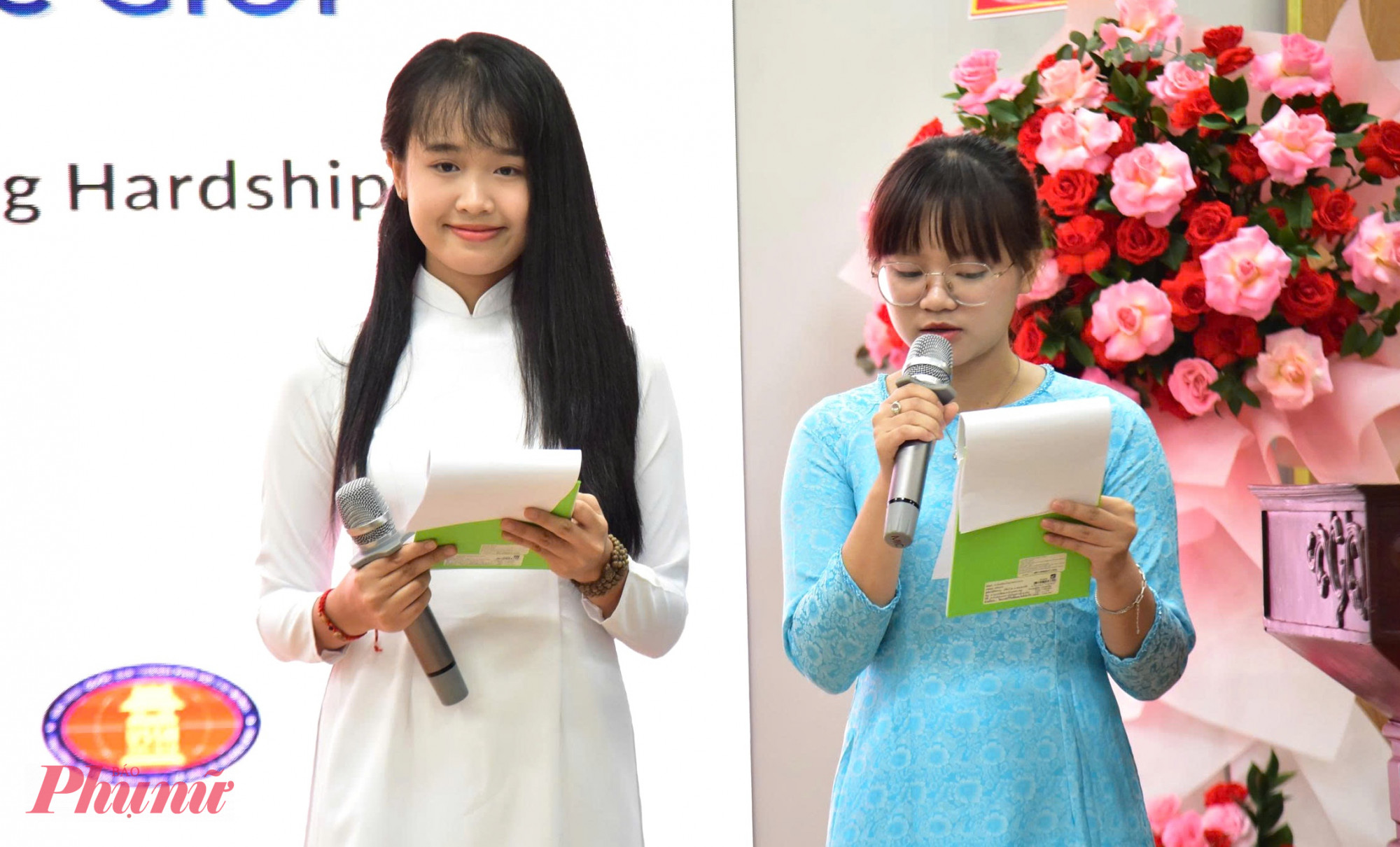 Hai nữ sinh viên lần đầu làm nhiệm vụ dẫn chương trình ngay tại chương trình trao học bổng - Ảnh: Nguyễn Loan