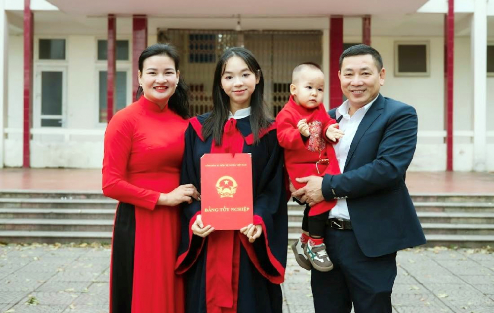Vợ chồng chị Loan, anh Dương chụp ảnh trong ngày tốt nghiệp THPT của con gái - Ảnh do nhân vật cung cấp 