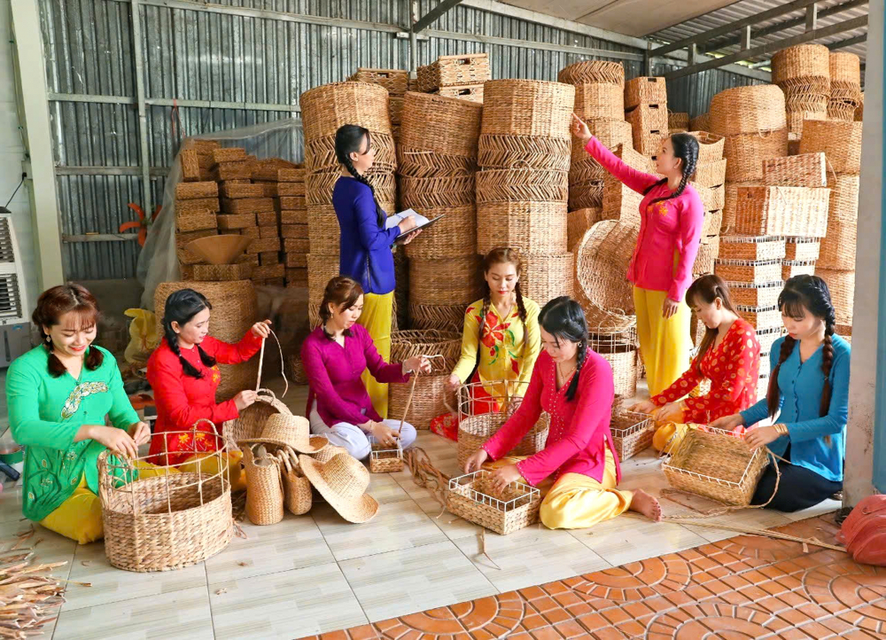 Hợp tác xã của phụ nữ cần cú hích vốn và công nghệ để vươn xa Tổ hợp tác của phụ nữ xã Tân Hòa, TP Cần Thơ sản xuất các sản phẩm thủ công từ lục bình ẢNH: HUỲNH LỢI