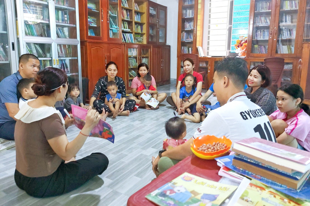 Phụ huynh đưa con trẻ tới “ngôi nhà trí tuệ” của chị Nga  tham gia hoạt động đọc sách cùng con - ẢNH: NGUYỄN CHI