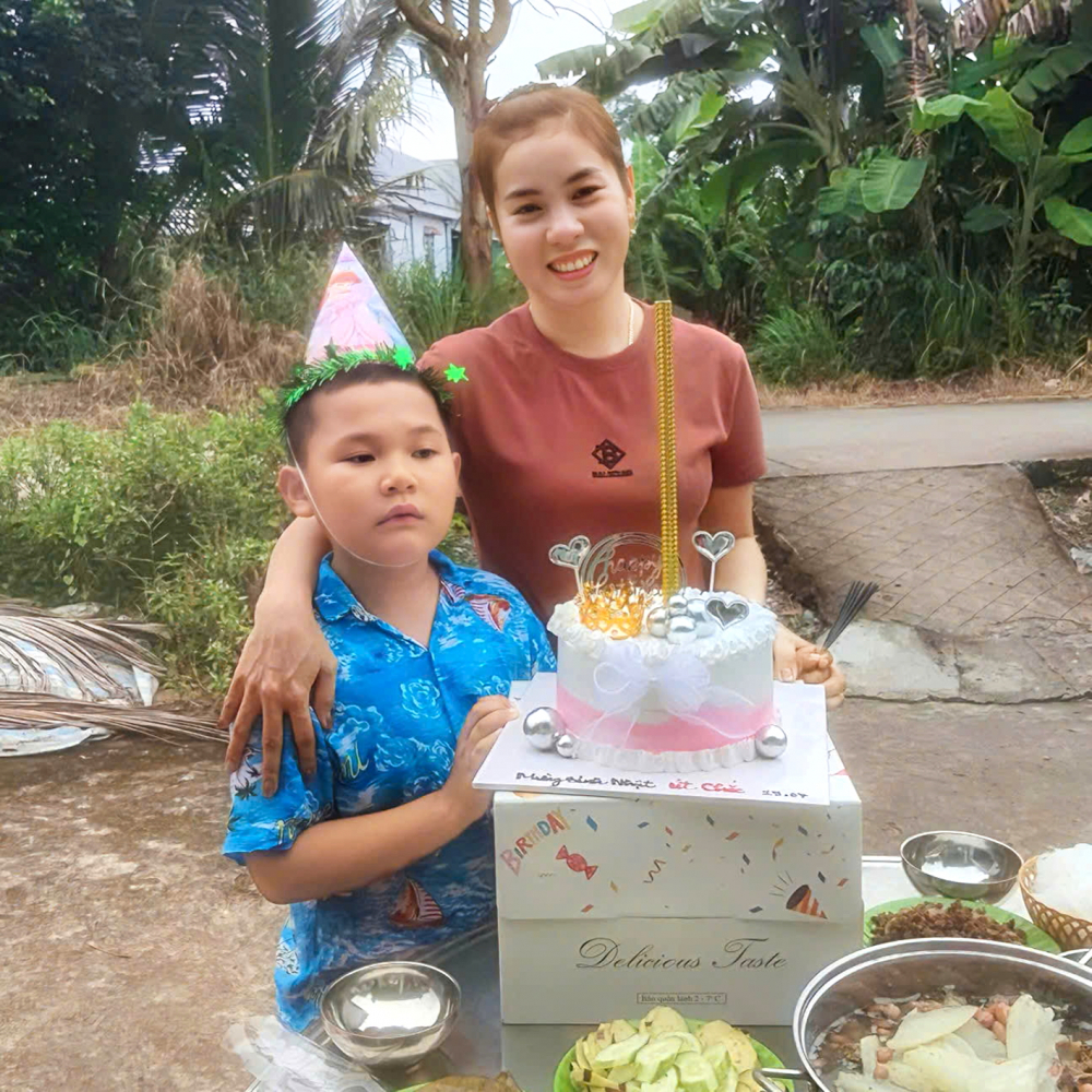Bé Tin (con chồng chị Chắc) chúc mừng sinh nhật mẹ  - Ảnh do nhân vật cung cấp