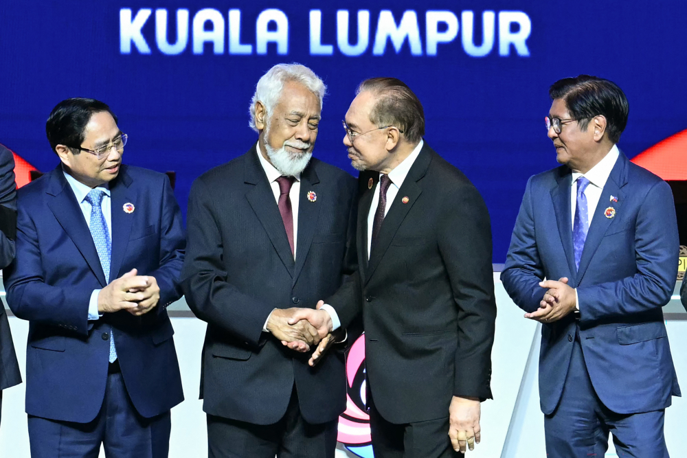 Thủ tướng Đông Timor Xanana Gusmao (thứ hai từ trái sang) bắt tay Thủ tướng Malaysia Anwar Ibrahim (thứ hai từ phải sang) trong khi Tổng thống Philippines Ferdinand Marcos Jr (phải) và Thủ tướng Việt Nam Phạm Minh Chính chứng kiến ​​lễ ký kết sau khi Đông Timor gia nhập Hiệp hội các quốc gia Đông Nam Á (ASEAN) tại Hội nghị thượng đỉnh ASEAN ở Kuala Lumpur vào ngày 26 tháng 10 năm 2025. (ẢNH/AFP)
