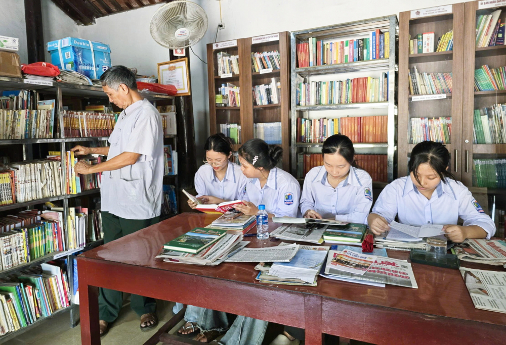 Ông Nguyễn Văn Lạc cẩn thận sắp xếp từng cuốn sách xin được lên kệ  - ẢNH: PHAN NGỌC