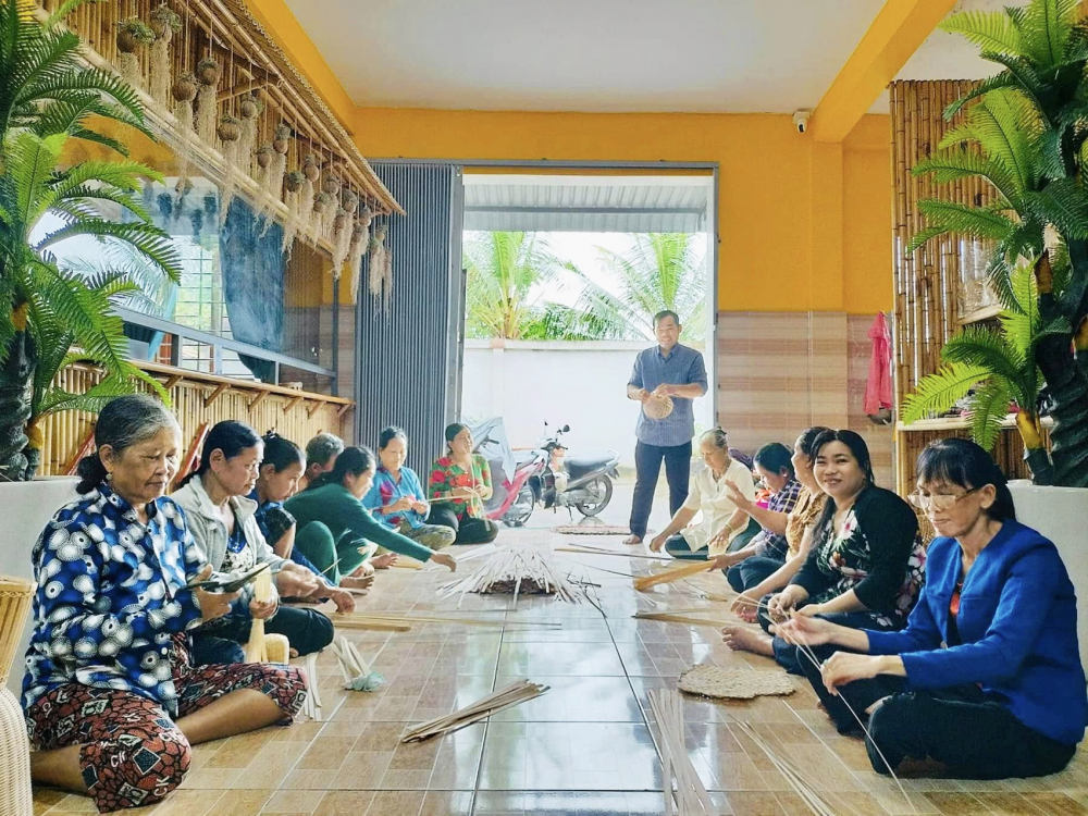 Hợp tác xã của phụ nữ cần cú hích vốn và công nghệ để vươn xa Hợp tác xã Mây tre đan Thủy Tuyết (xã Thuận Hòa, TP Cần Thơ) đào tạo nghề đan tre cho phụ nữ nông thôn