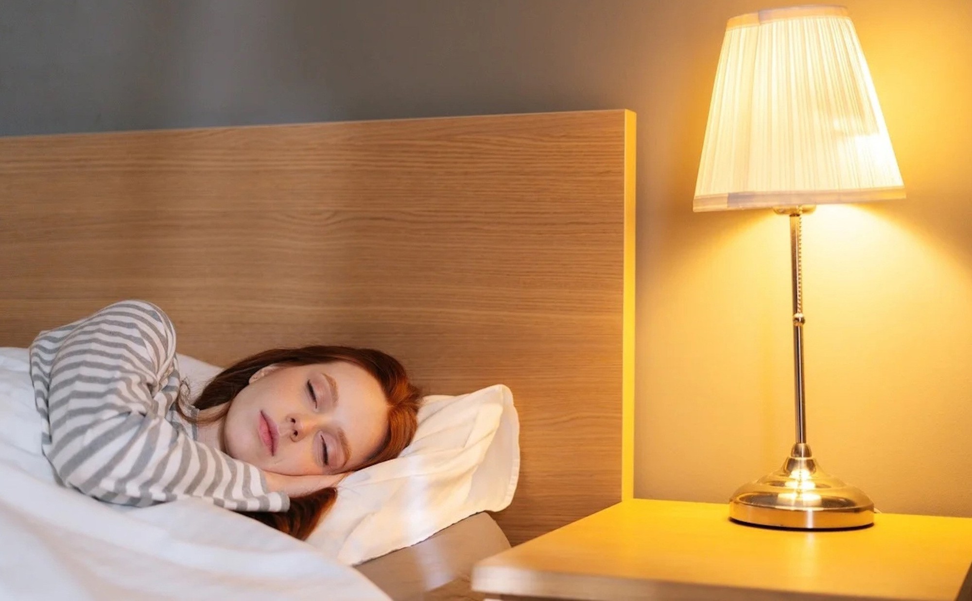 Việc ngủ trong bóng tối, không bật đèn ngủ giúp giấc ngủ sâu và tốt cho sức khoẻ tim mạch hơn. Ảnh minh họa: Canva