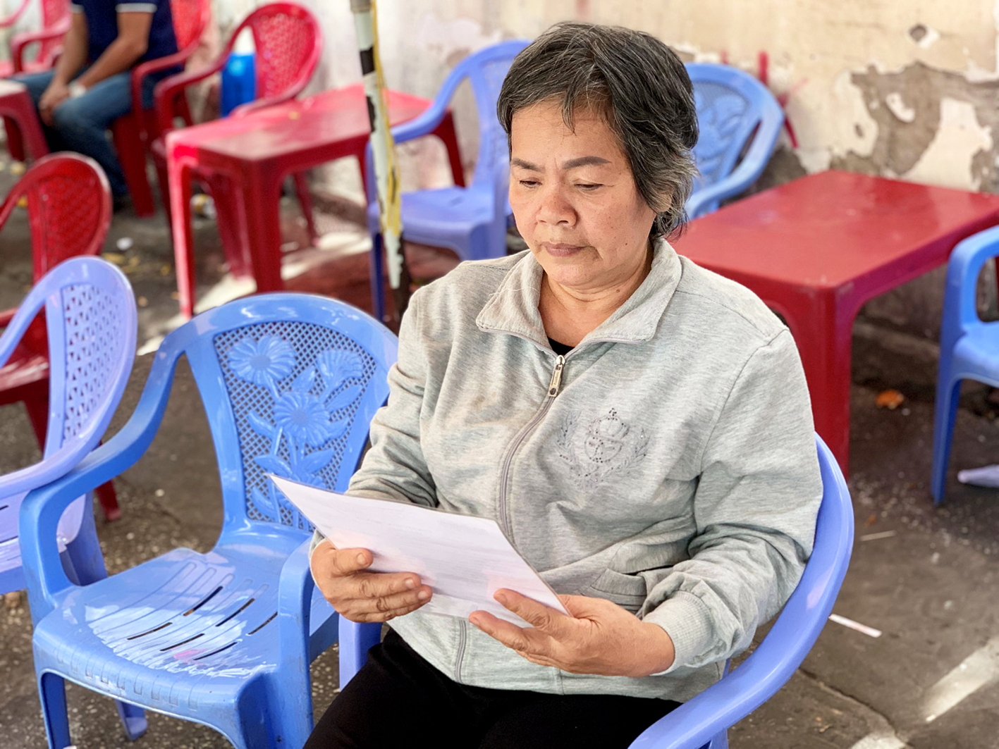 Bà Nguyễn Thị Kim Thúy chỉ mong có thể sống thêm một thời gian nữa với con cháu để đi làm kiếm tiền trả nợ