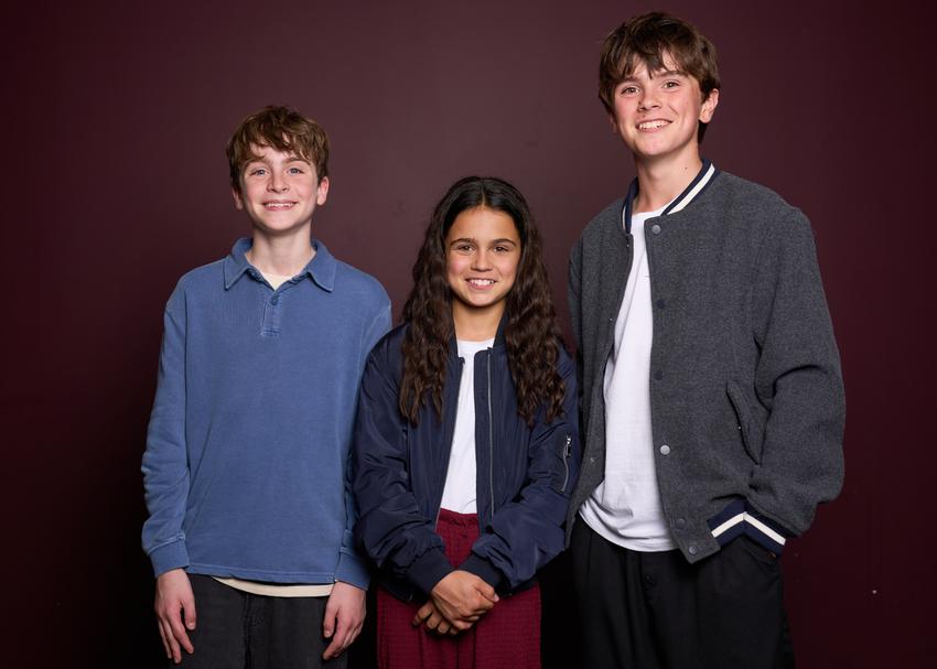 Max Lester, từ trái sang, Arabella Stanton và Frankie Treadaway tạo dáng chụp ảnh chân dung để quảng bá cho loạt phim Harry Potter Audible tại London vào ngày 20 tháng 7 năm 2025. (Ảnh của Scott A Garfitt/Invision/AP)