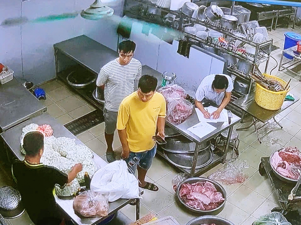 “Nóng” an toàn thực phẩm bữa ăn bán trú Khu bếp của Trường tiểu học Cự Khê, khi Công ty Nhật Anh còn hoạt động tại đây - Ảnh do phụ huynh cung cấp