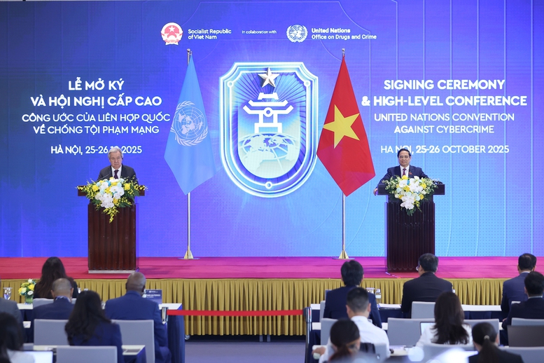 Thủ tướng Phạm Minh Chính và Tổng Thư ký Liên Hợp Quốc António Guterres đồng chủ trì họp báo về Lễ mở ký và Hội nghị cấp cao Công ước của Liên Hợp Quốc về chống tội phạm mạng. Ảnh: VGP/Nhật Bắc
